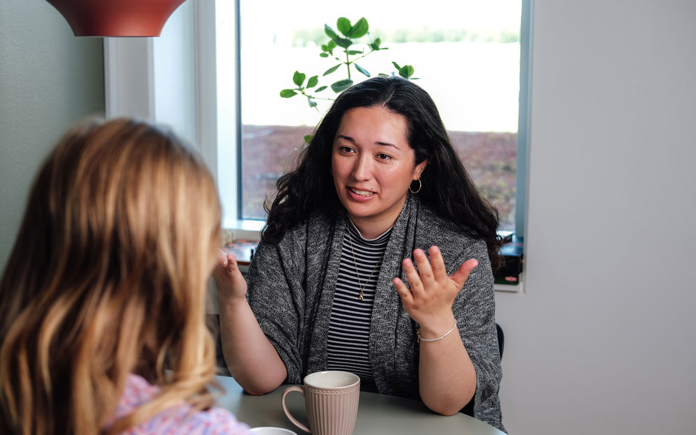 2 kvinder sidder i samtale