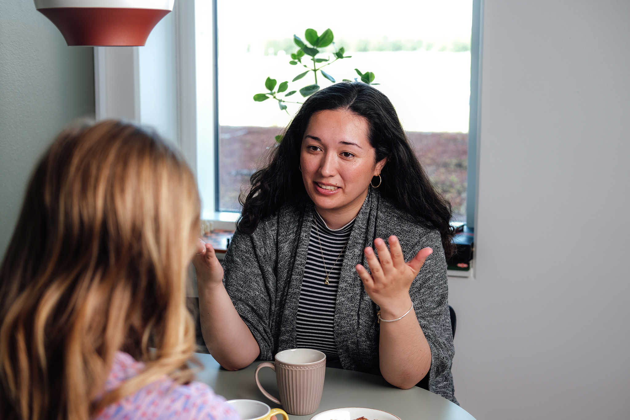 2 kvinder sidder i samtale