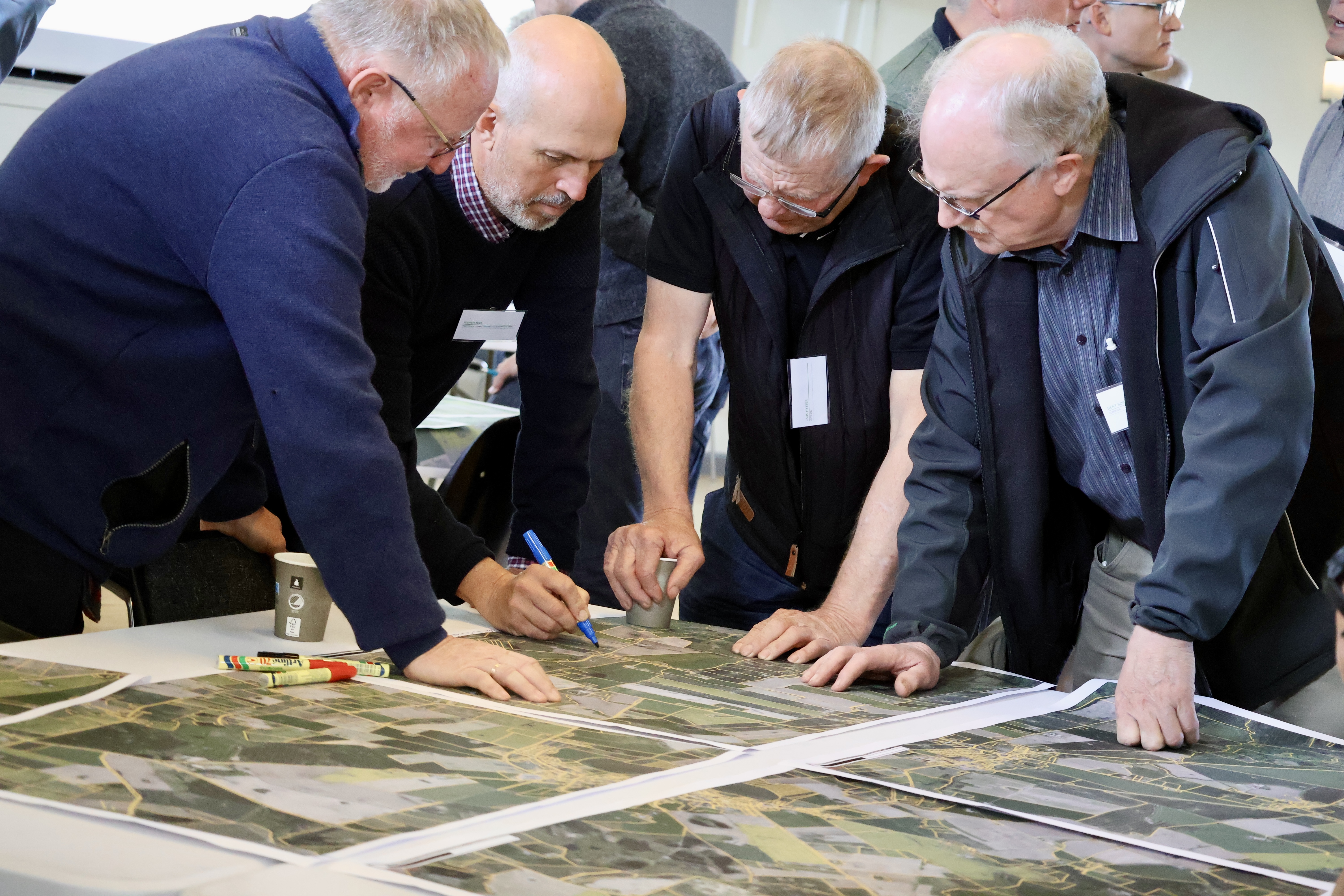 Lodsejere og formand for treparten kigger på matrikelkort
