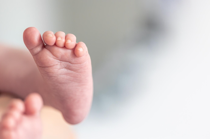 Close-up på en babyfod