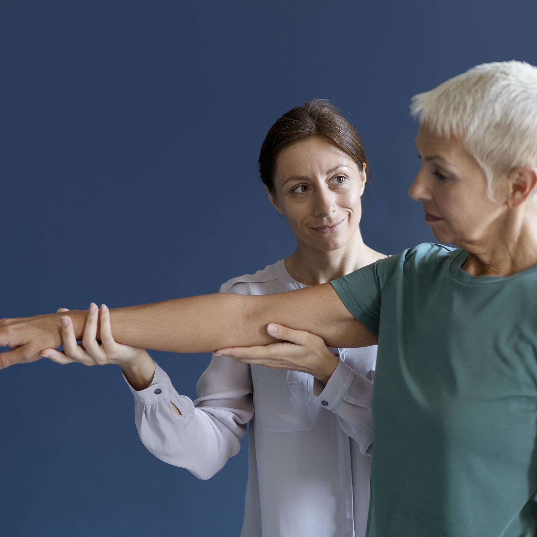 Kvinde træner sin højre arm