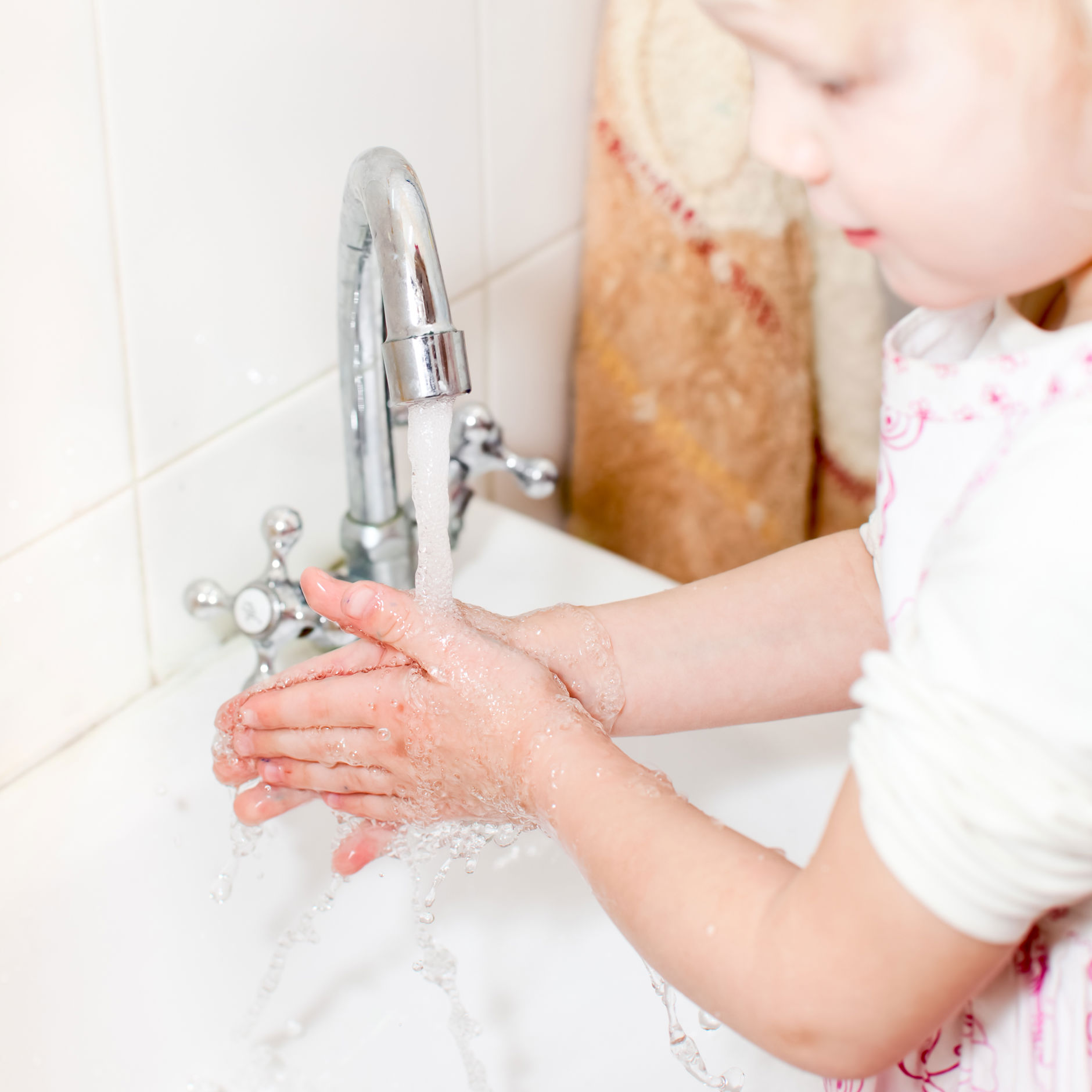 Barn vasker hænder
