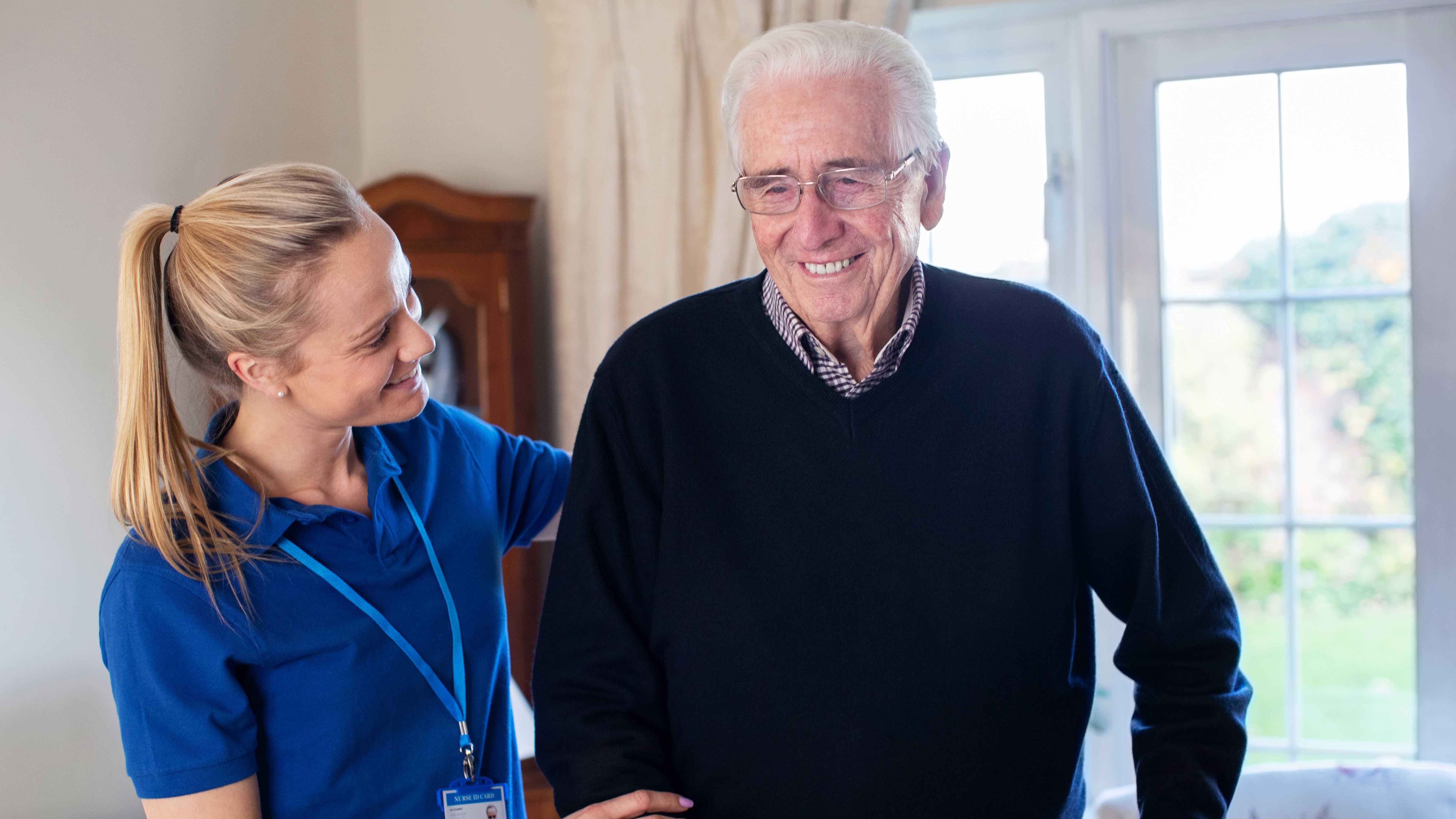 Ældre mand får hjælp af SOSU personale