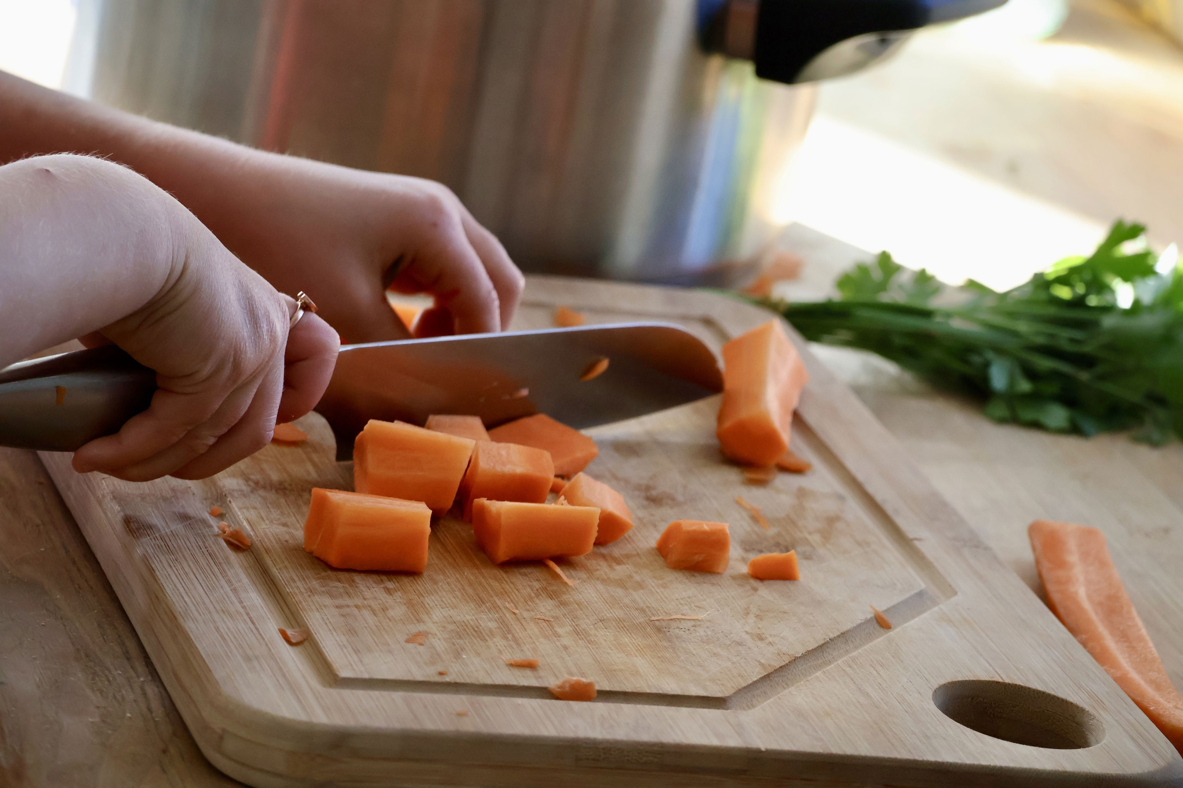 Barn, der er i gang med at skære gulerødder.