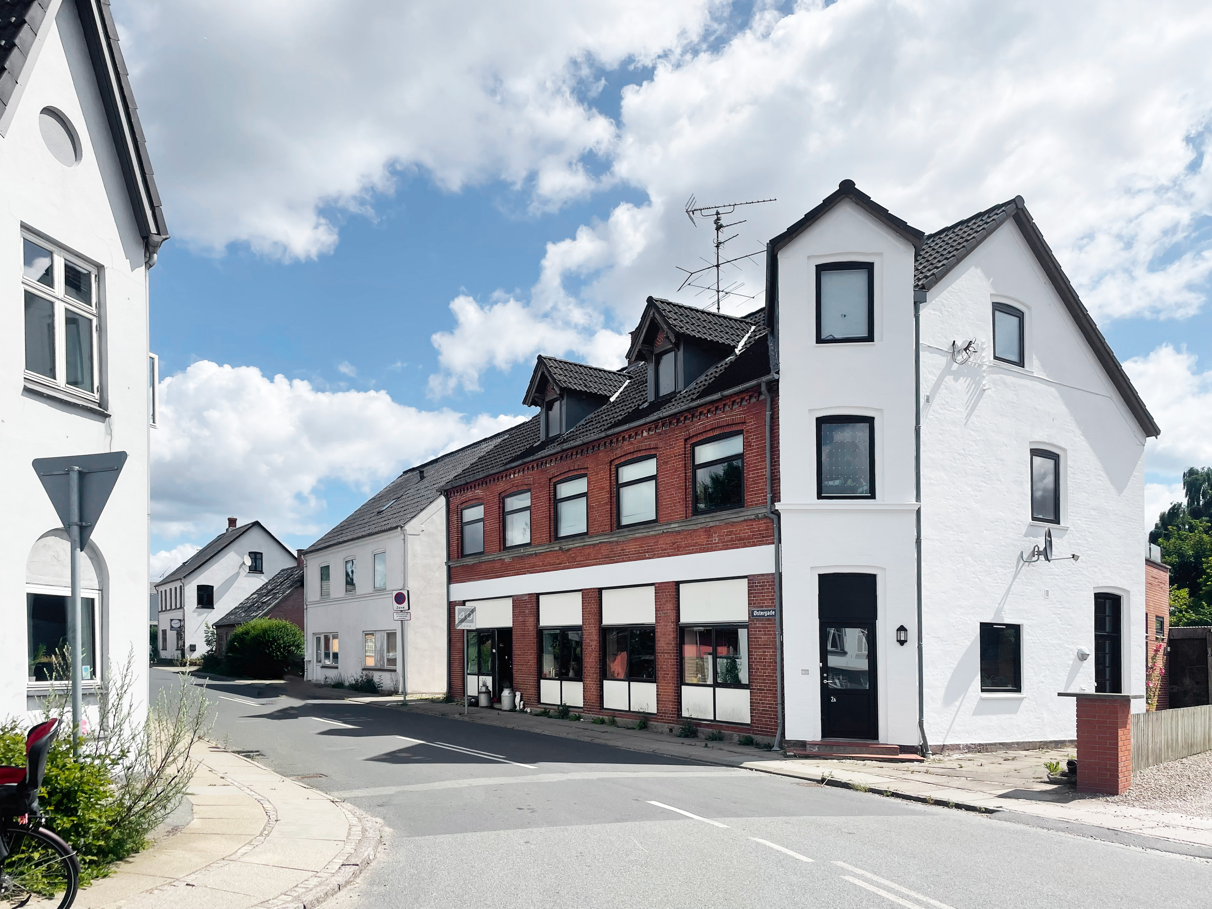 Huset set udefra, hvor de fleste kører gennem Hesselager.