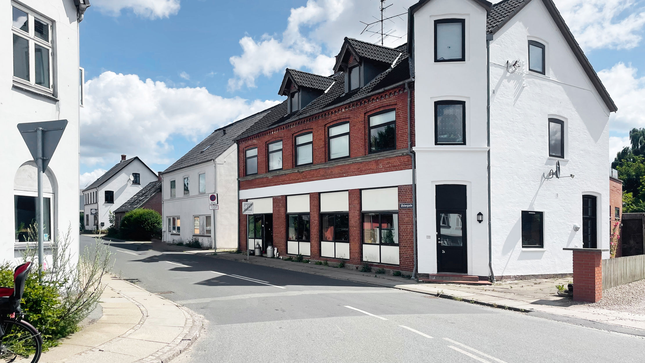 Huset set udefra, hvor de fleste kører gennem Hesselager.