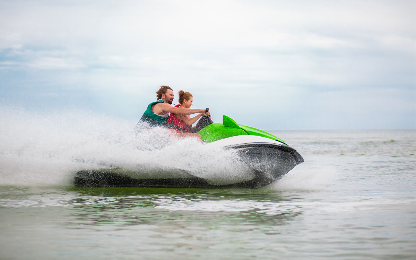 Par, der har det sjovt med vandscooter