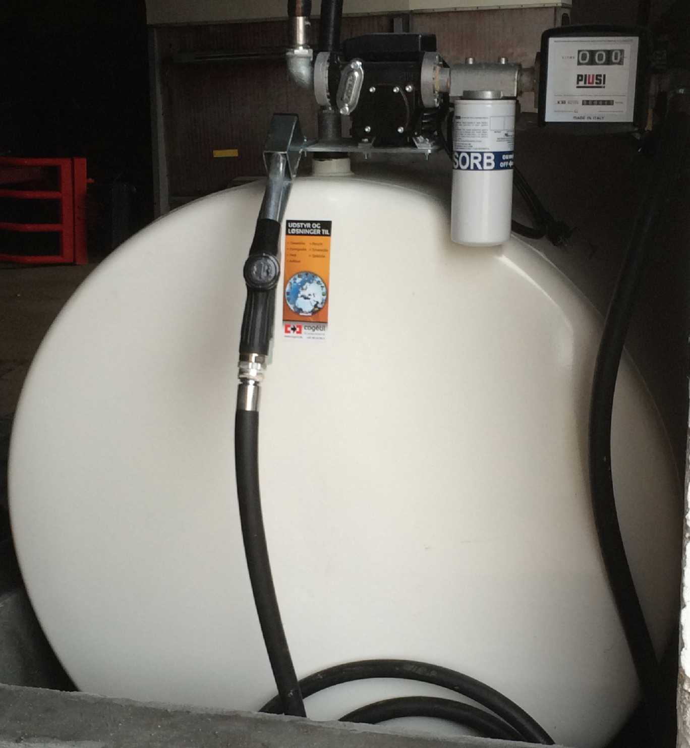 Hvid olietank set fra enden med slangen