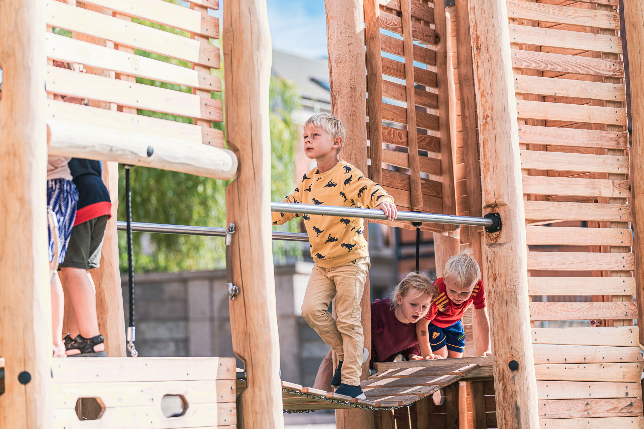 Dreng leger på legeplads i Svendborg