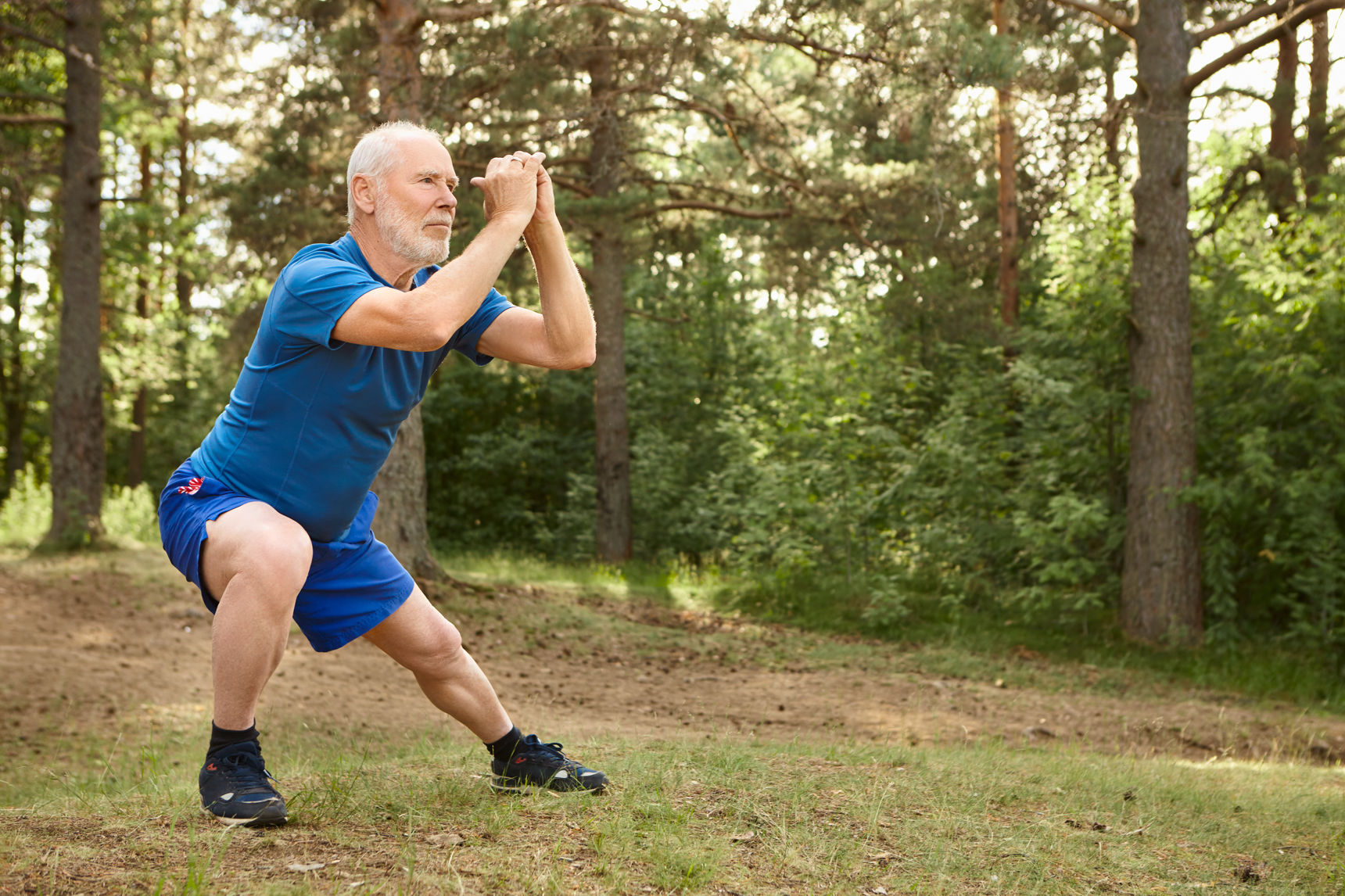 Mand som træner i naturen