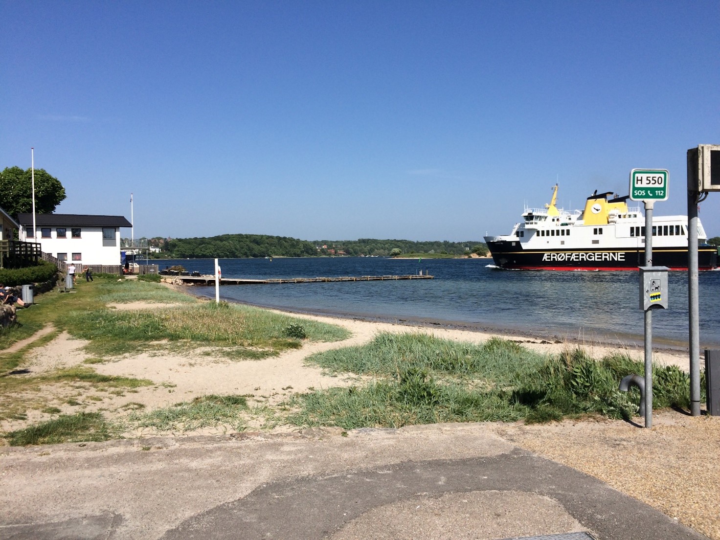 Færgegården strand strækker sig fra lystbådehavnen ved Otto Ruds Vej og ca. 70 m mod nordøst.