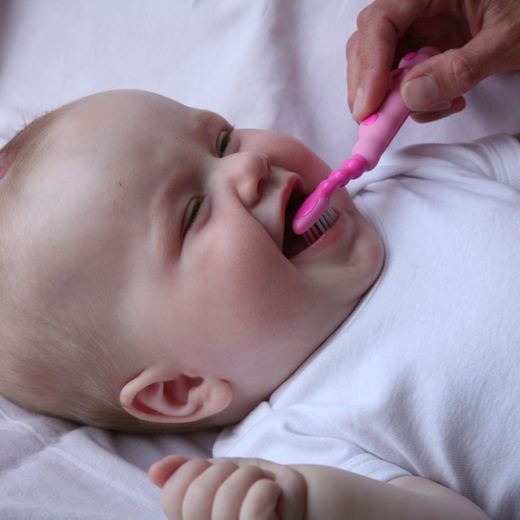 Glad baby får børstet tænder.