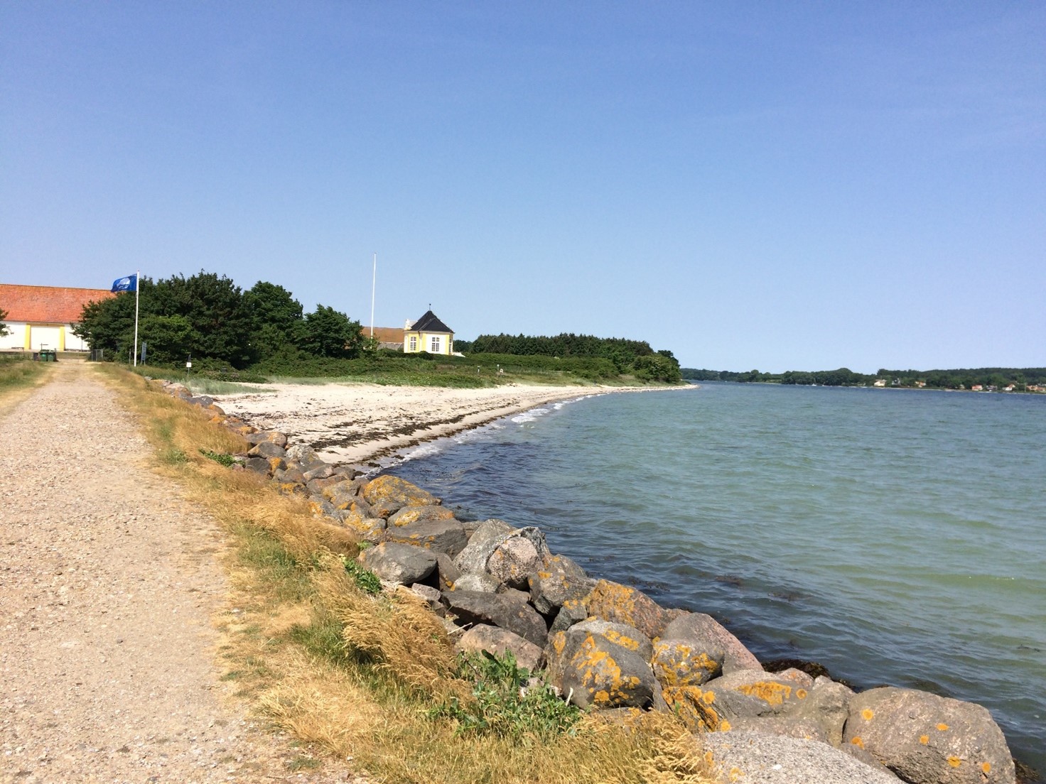 Badestranden ved Slotshagen ligger på det østlige Tåsinge ved Valdemars Slot ud til Thurø Sund og Lunkebugten.