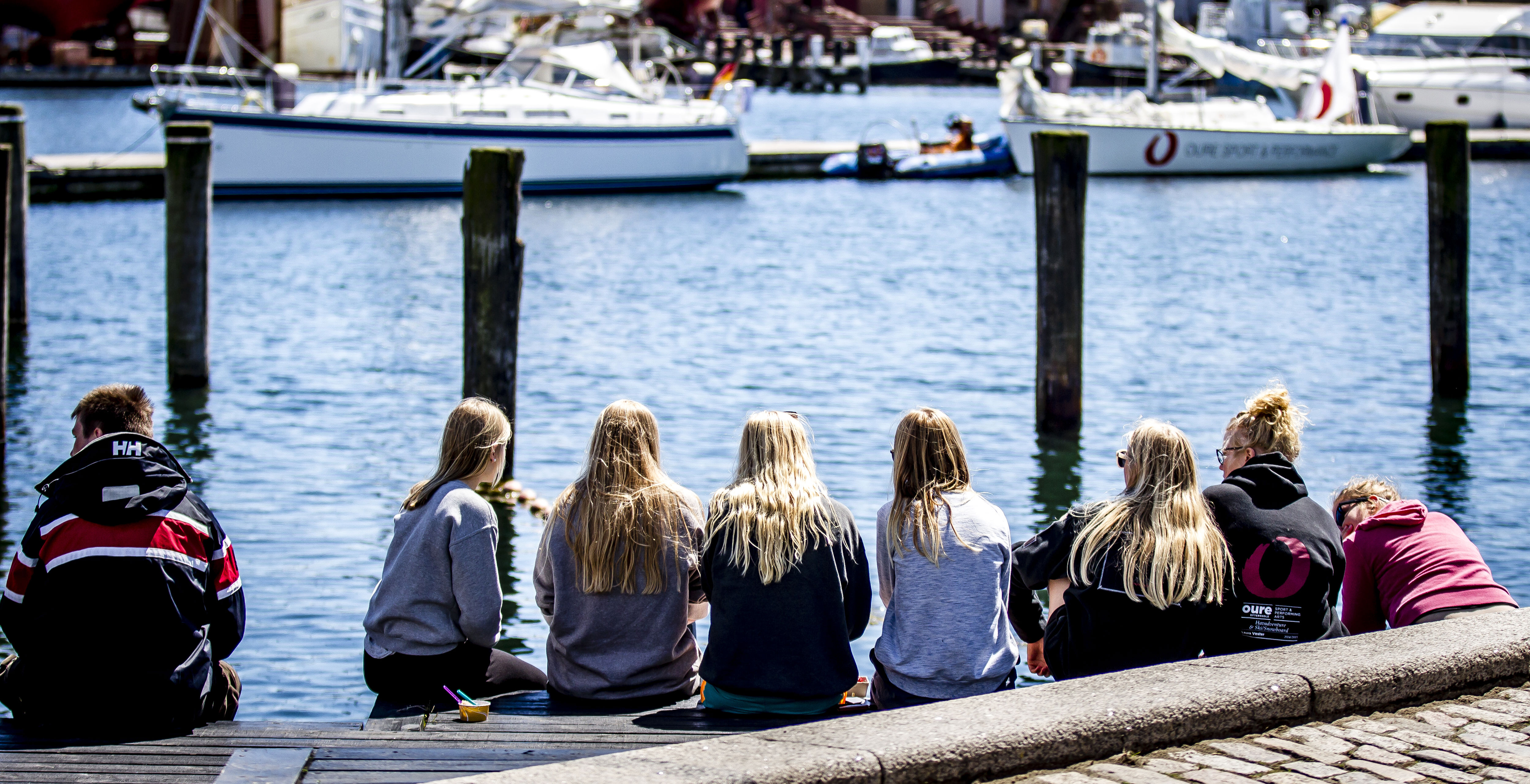 Unge mennesker på kajen