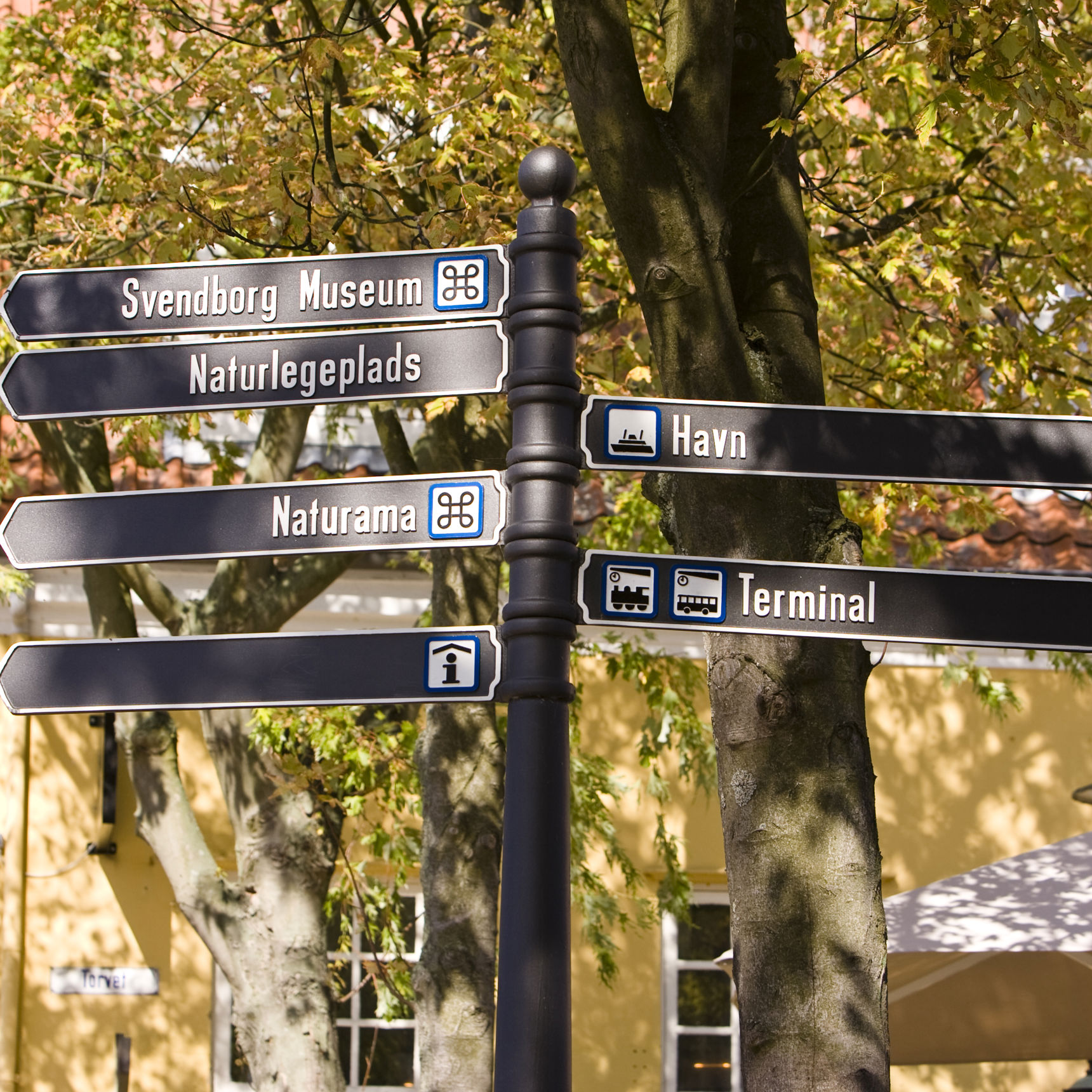 Vejskilt i Svendborg Midtby der viser til attraktioner