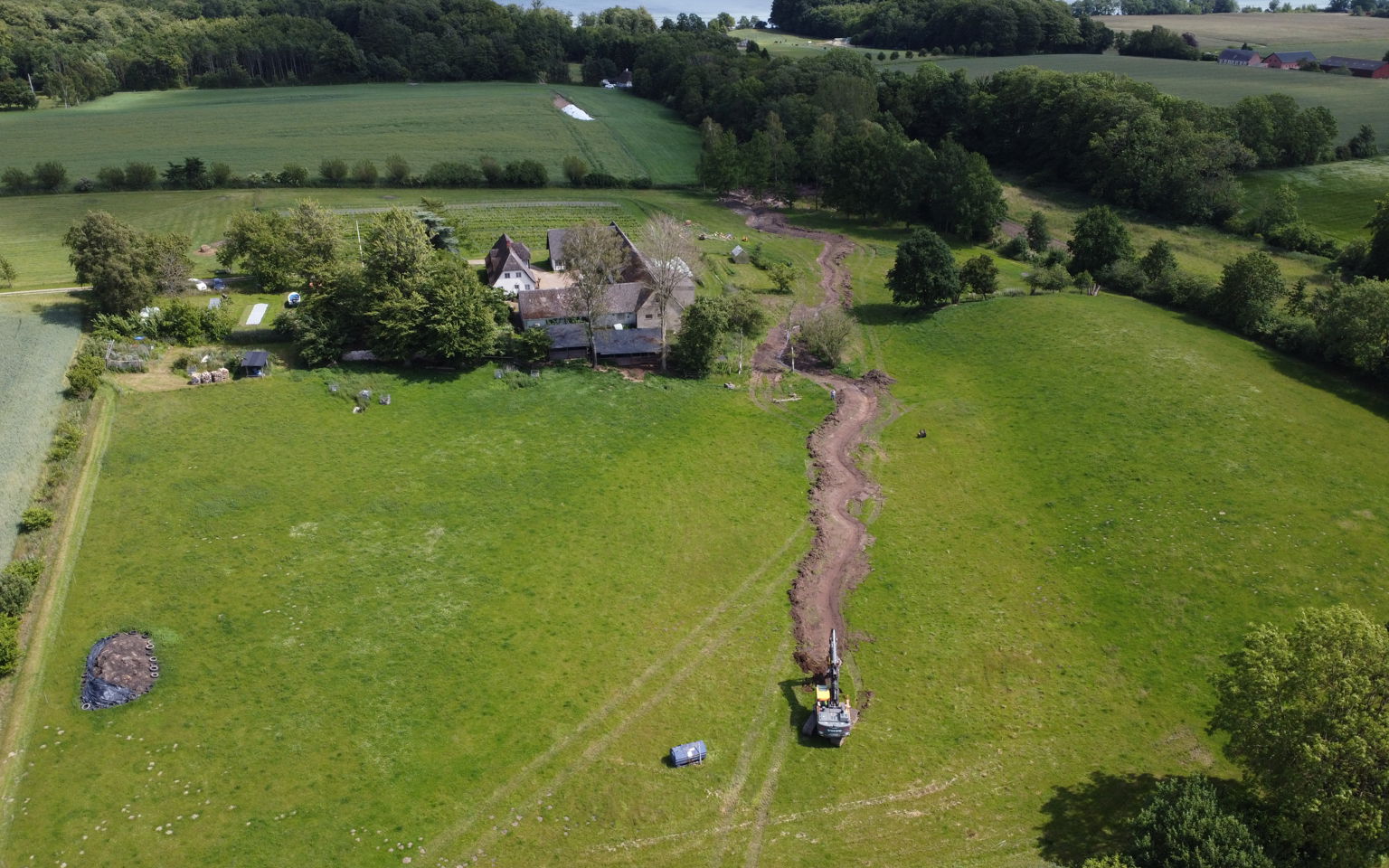 Vrangbækken, som igen snor sig gennem landskabet