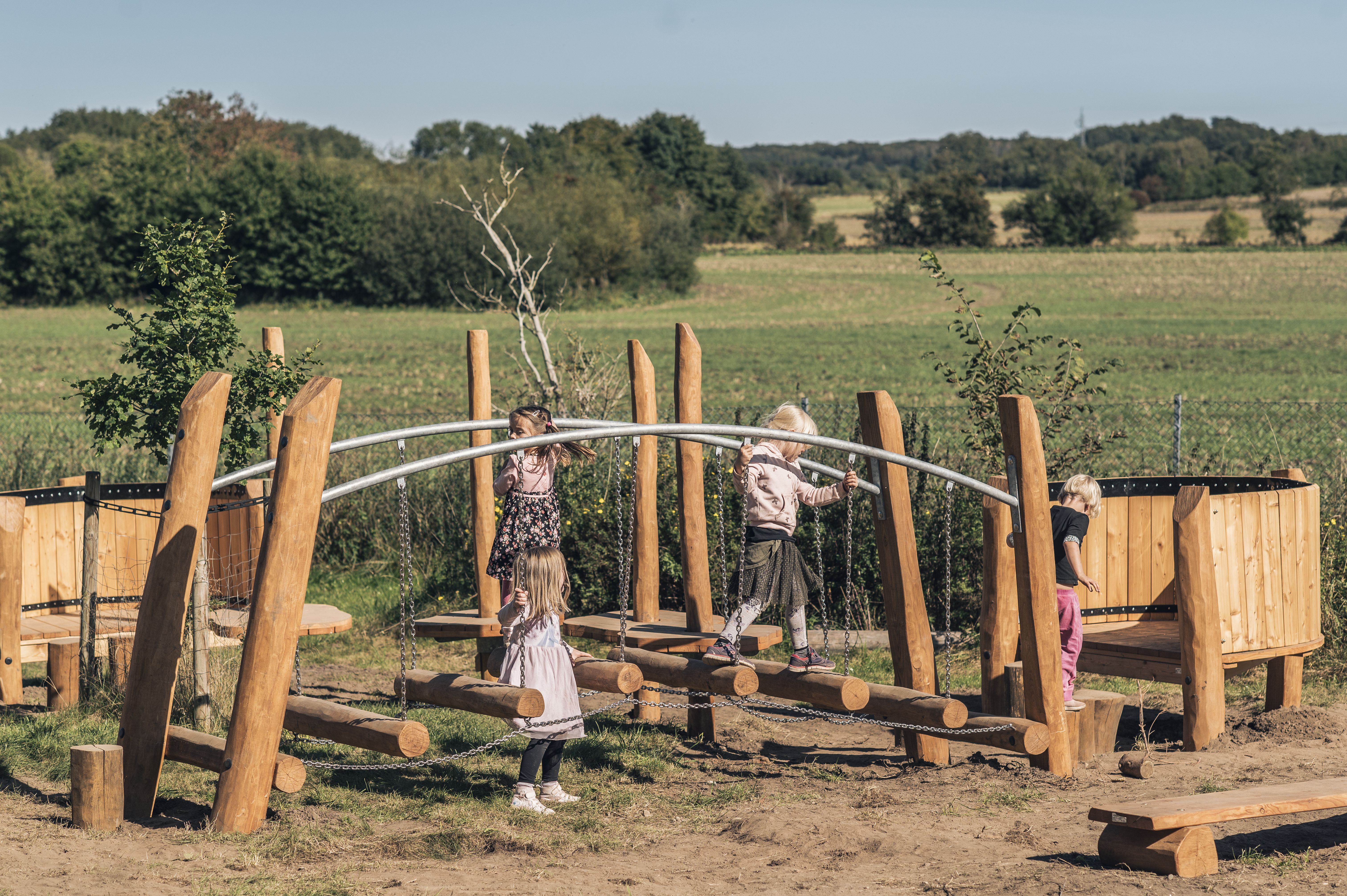 Børn leger udendørs ved Kirkeby Børnehus - sept. 2020