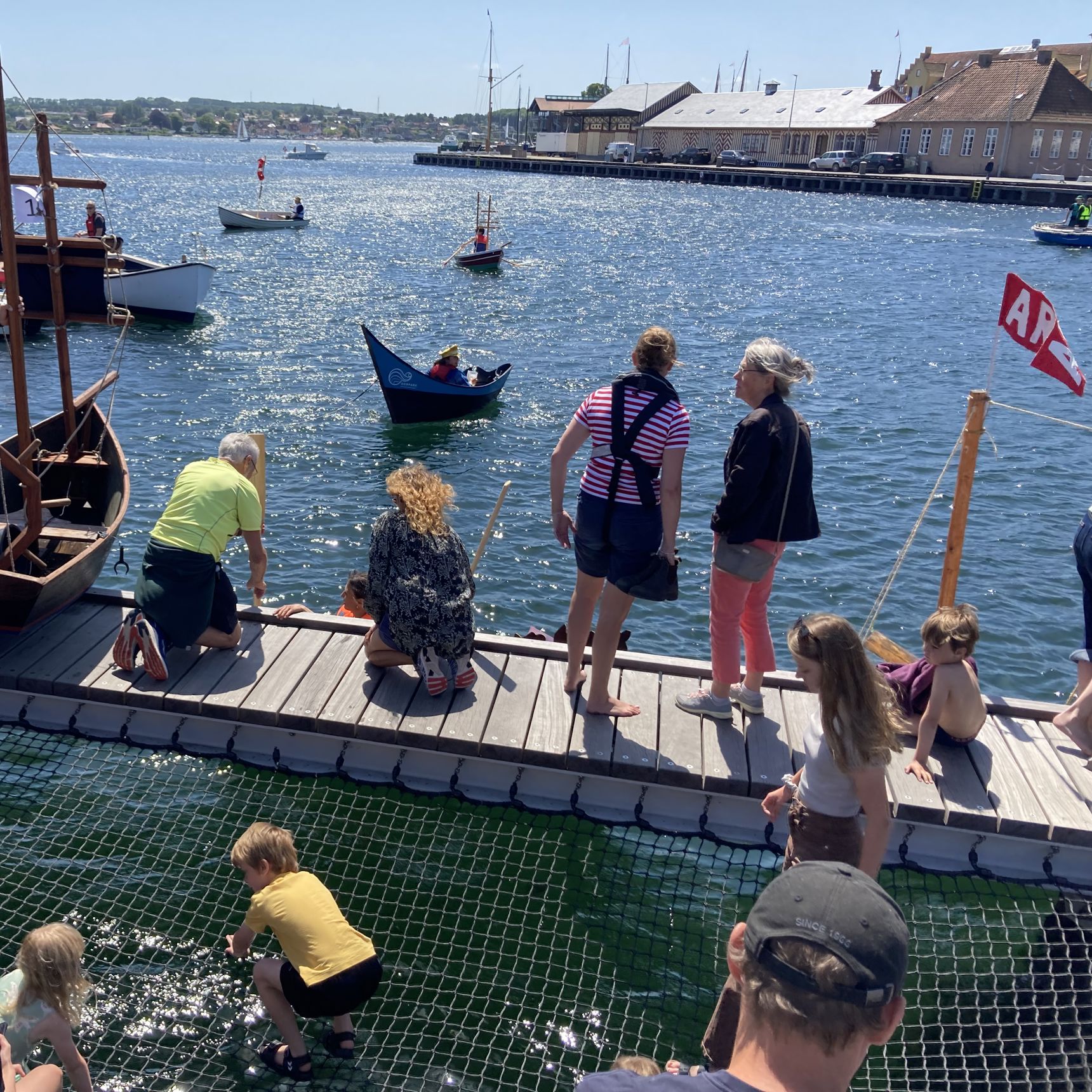 Jolleregatte Og Børn På Broer