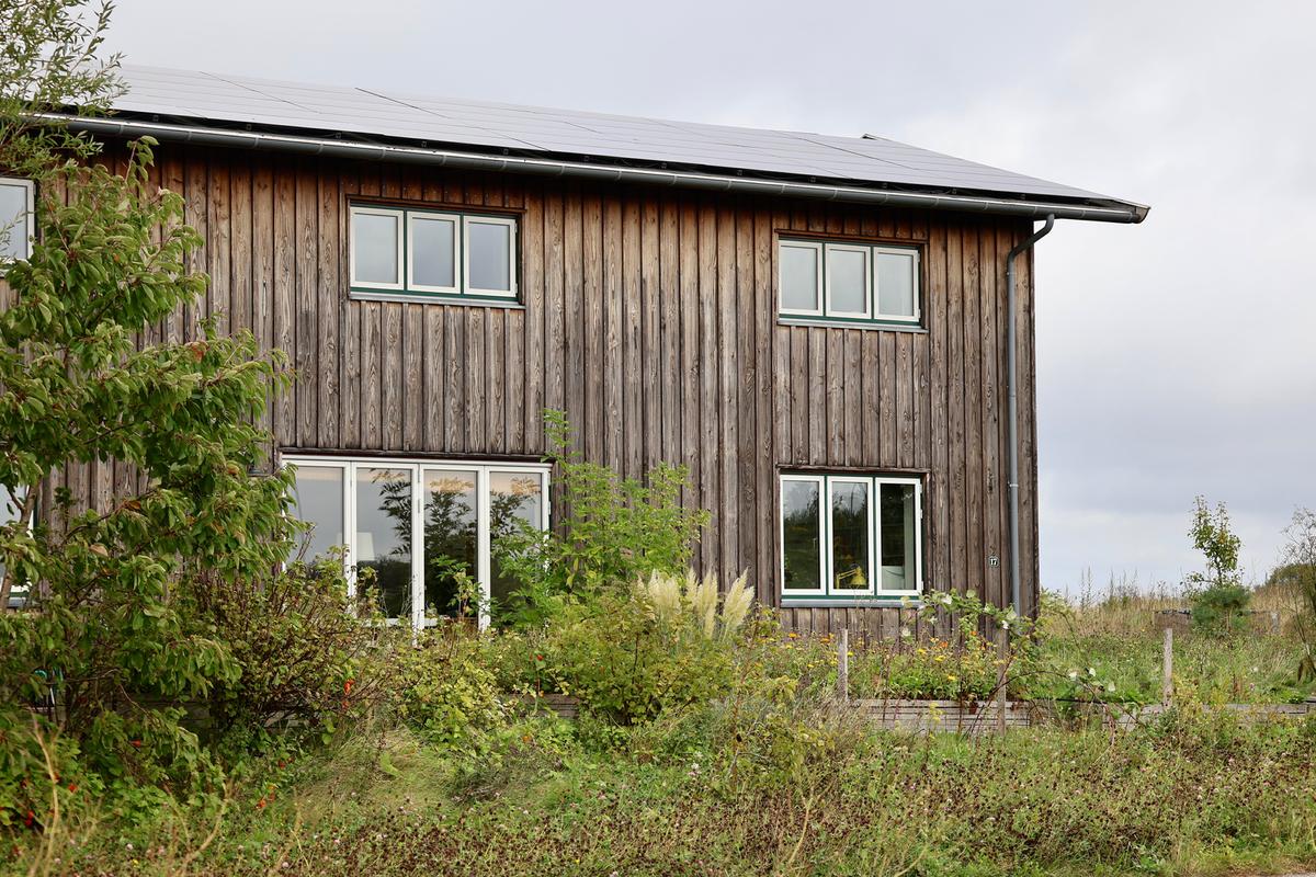 Moderne træhus med solceller