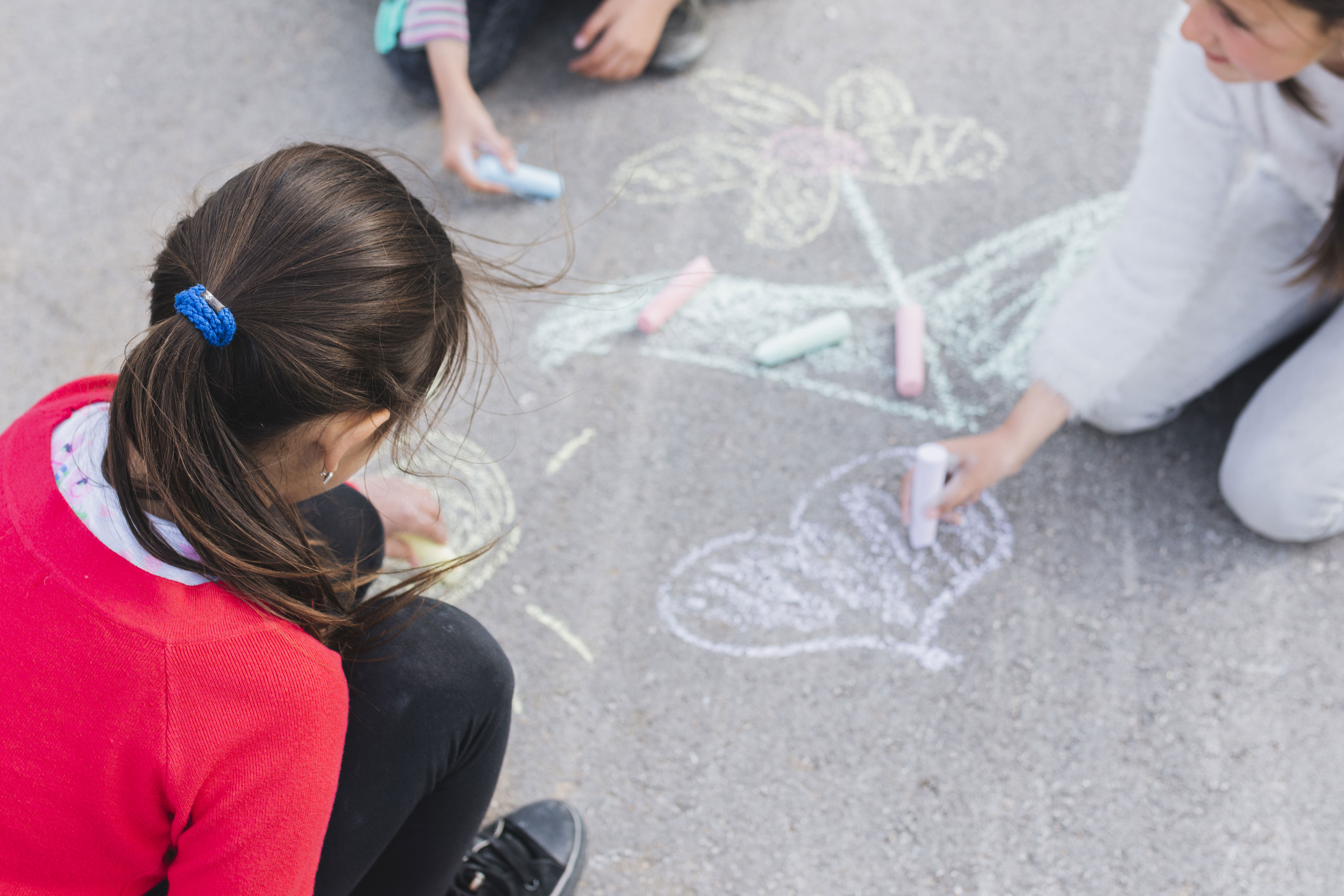 Børn tegner med kridt i skolegård