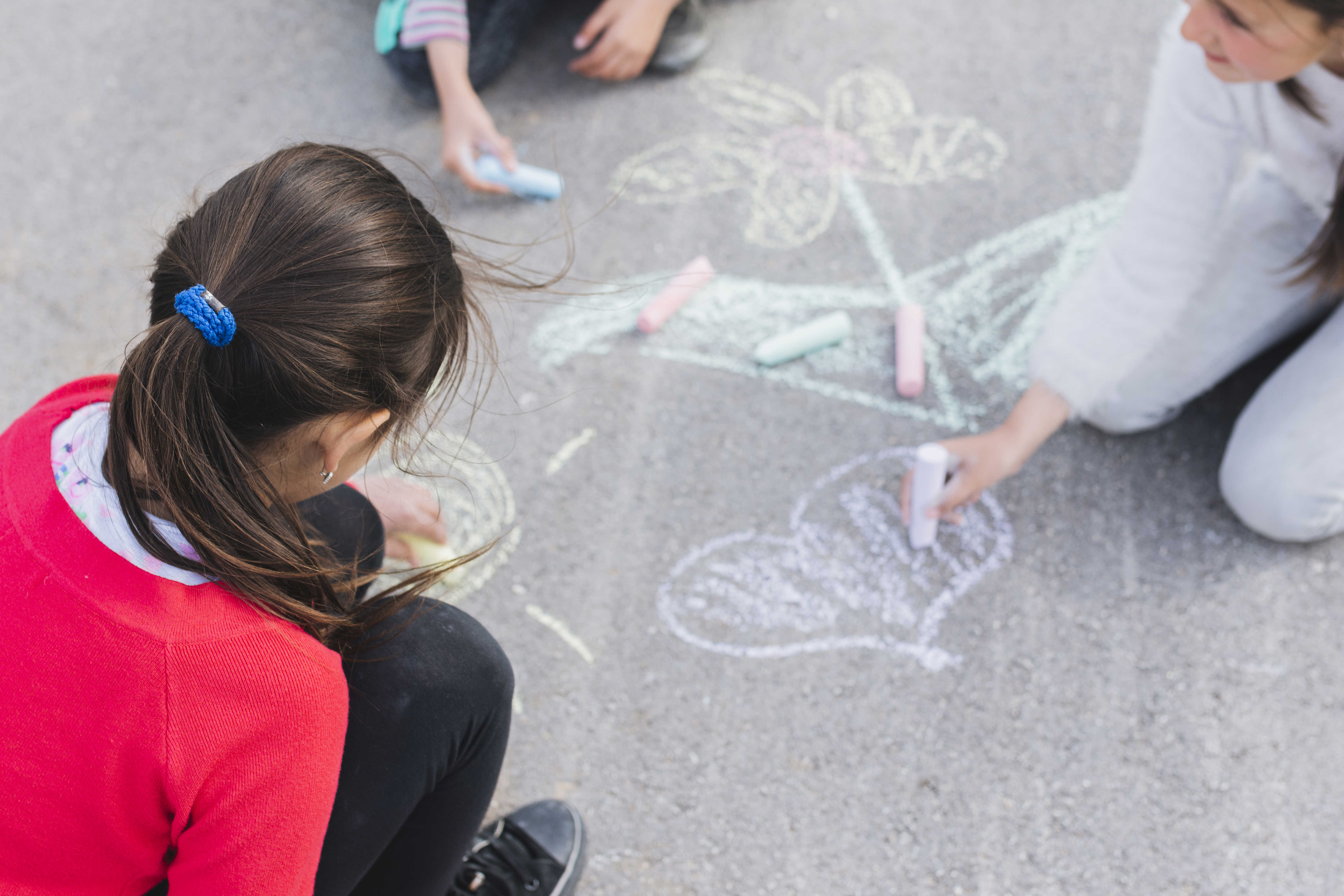 Børn tegner med kridt i skolegård