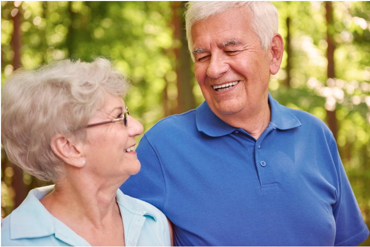 Et modent par kigger smilende hinanden i øjnene.