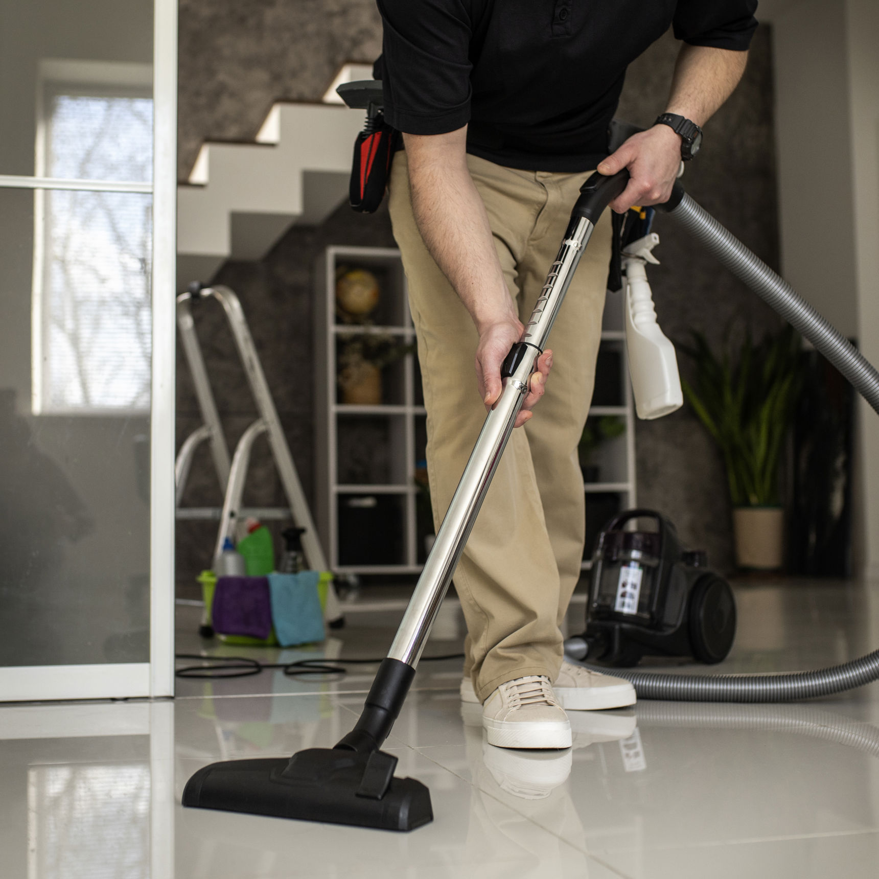 Mand med støvsuger