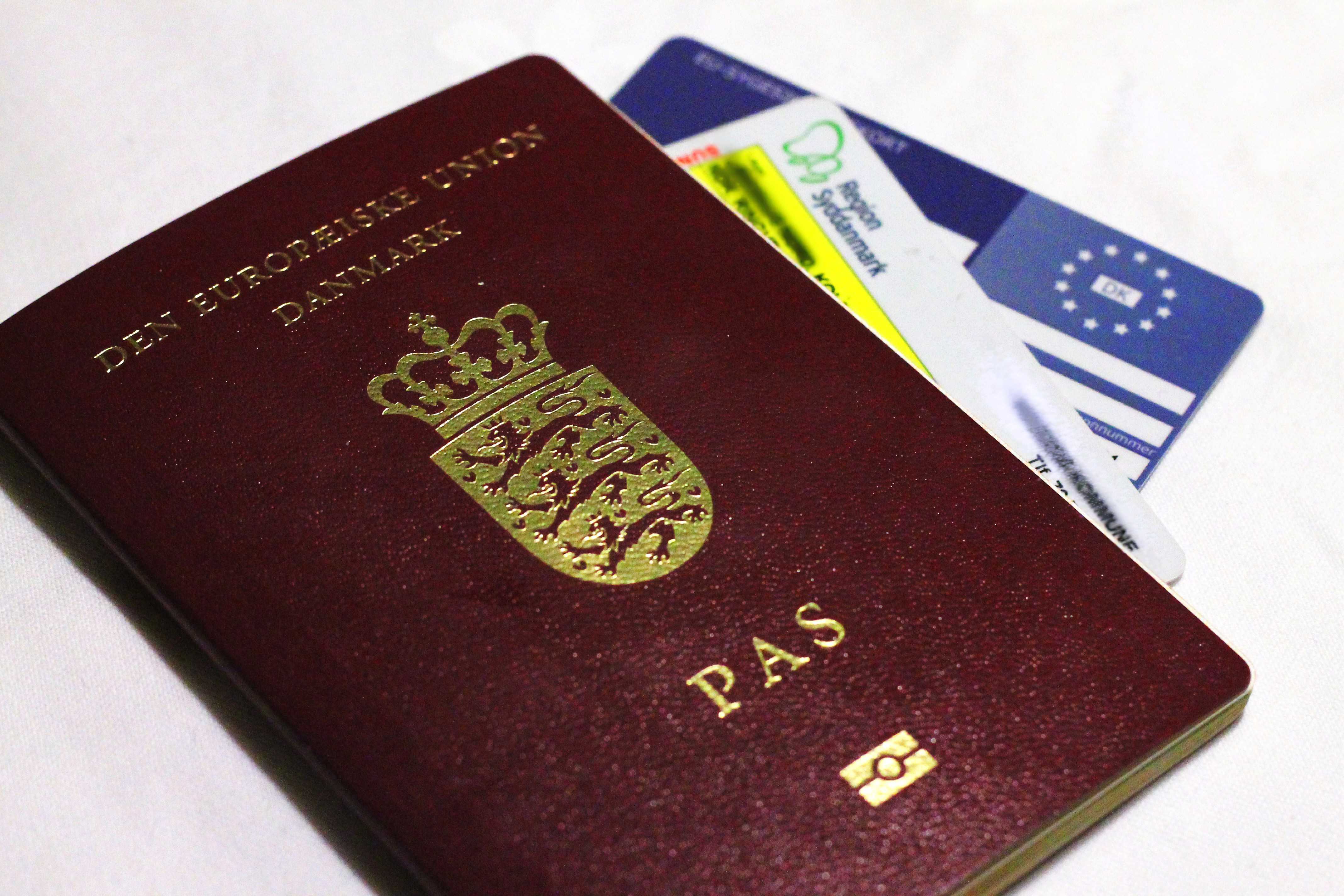 Dansk pas, sundhedskort og eu-sygesikringskort