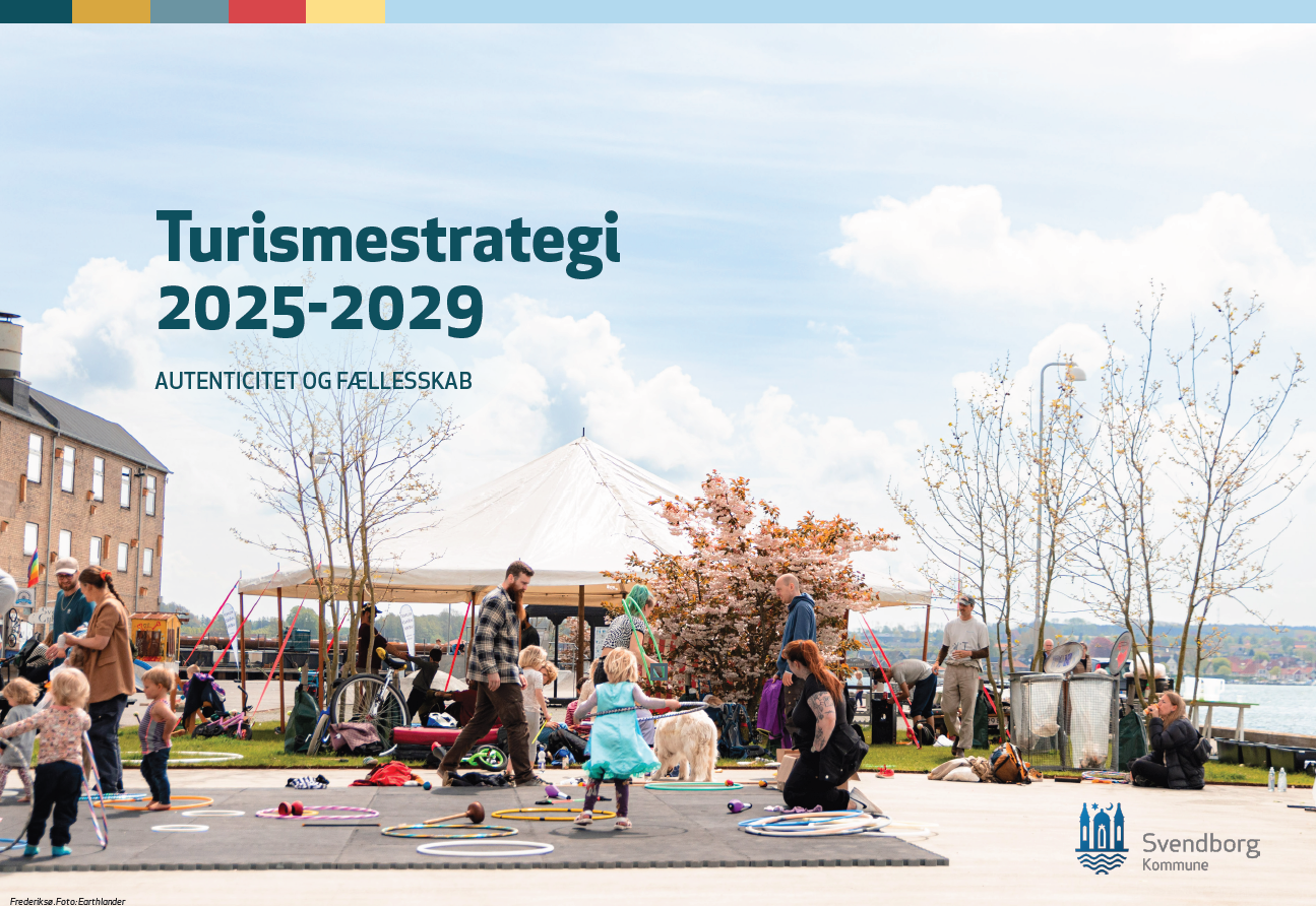 Børn og forældre der leger udenfor på Frederiksø