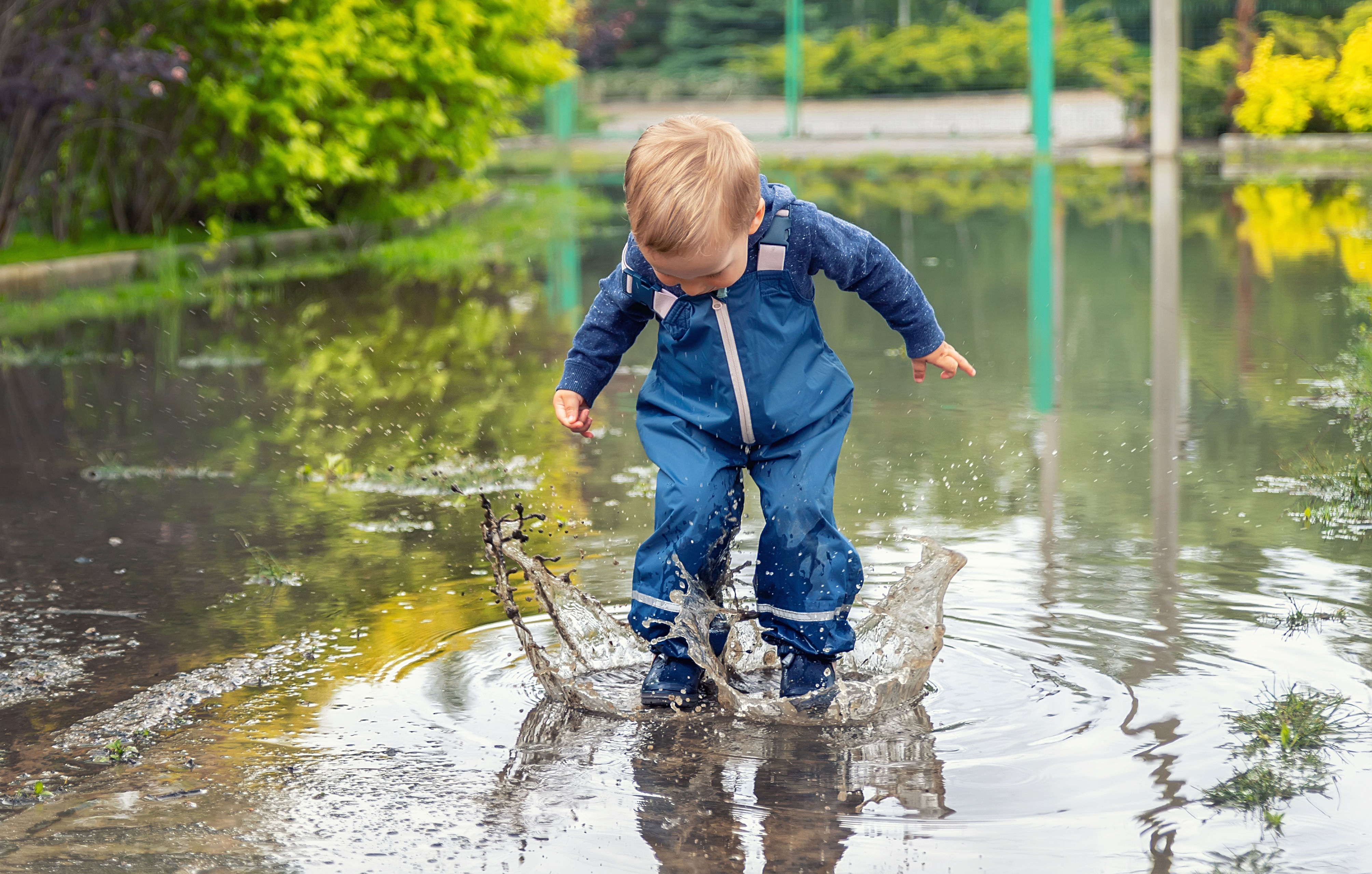 Barn hopper i stor vandpyt