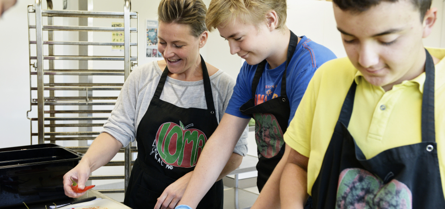 Elever laver mad