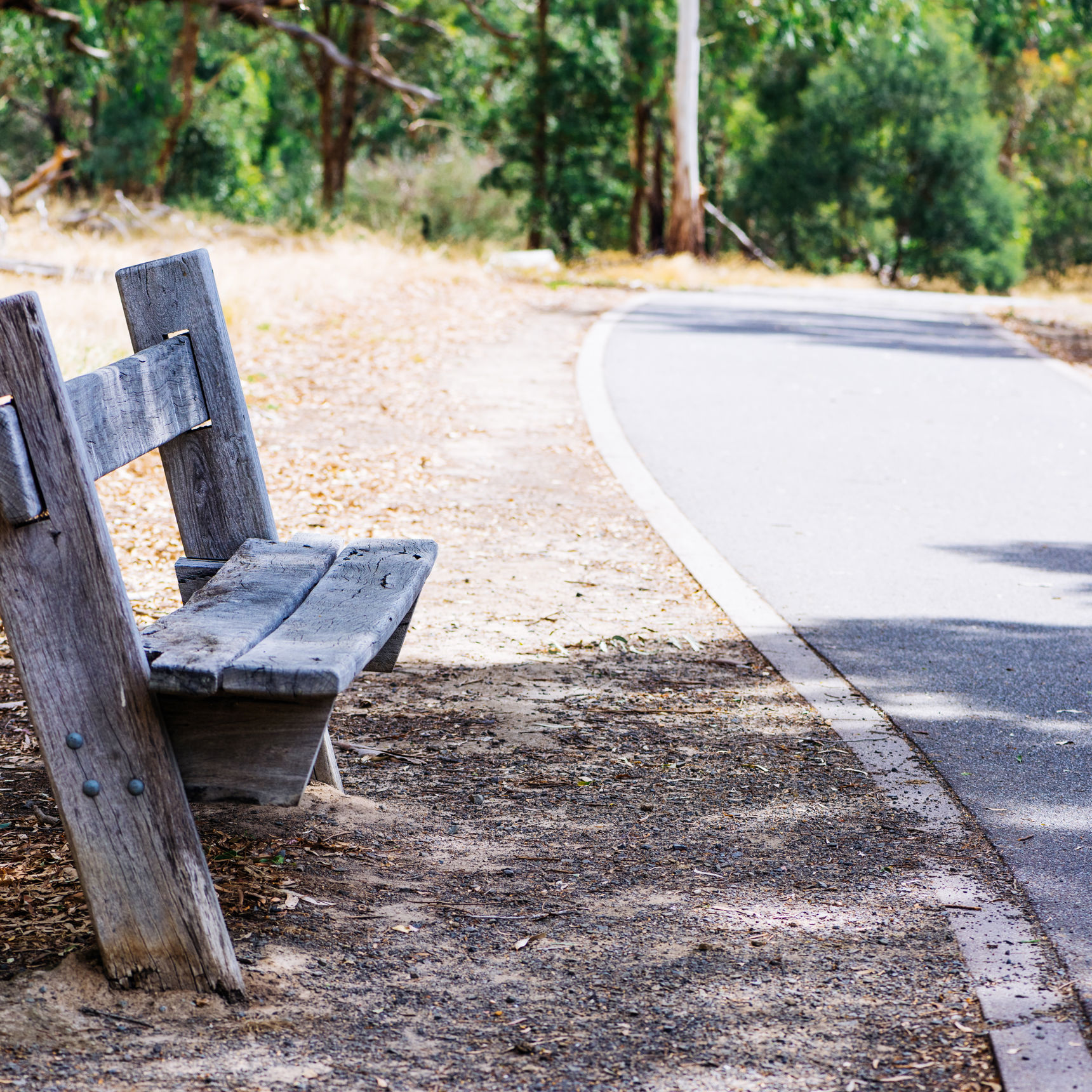 Bænk i siden af en vej