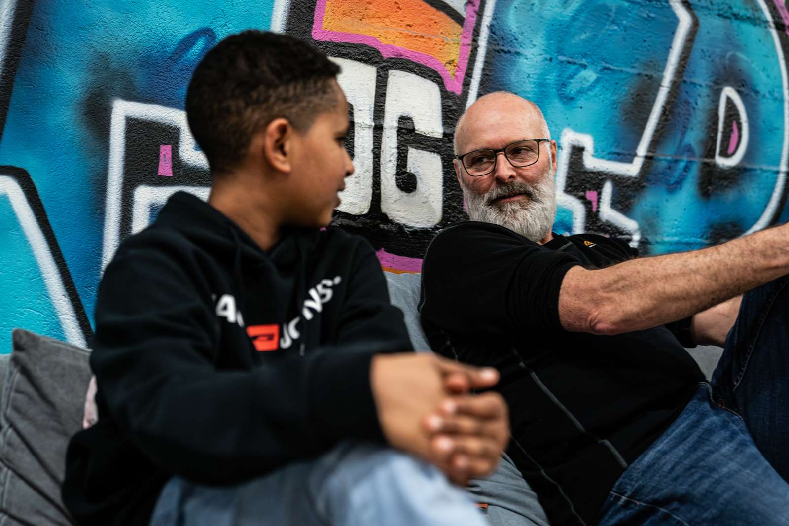 Samtale mellem ung og medarbejder på ungdomsskolen