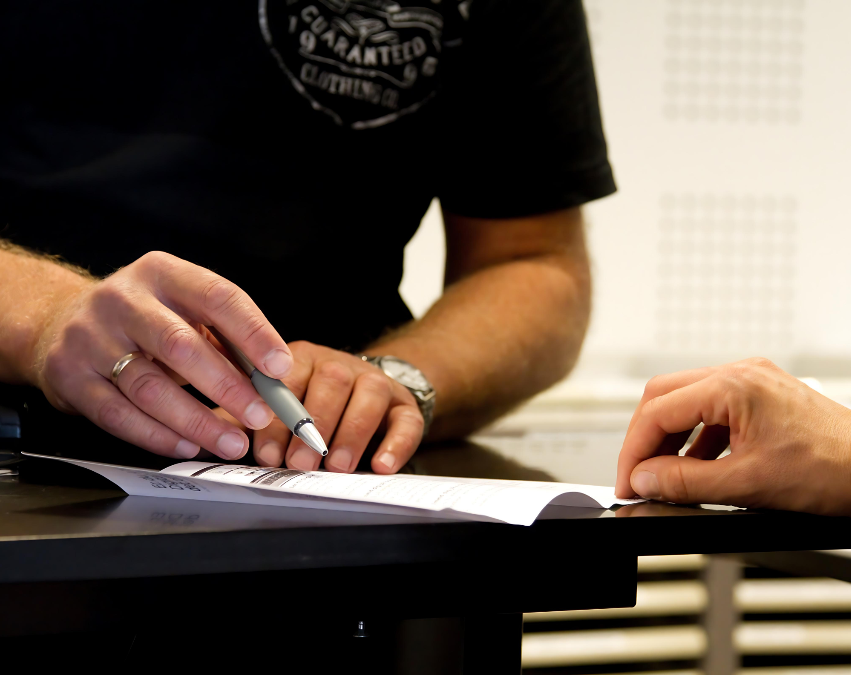 Mennesker, der underskriver dokumenter