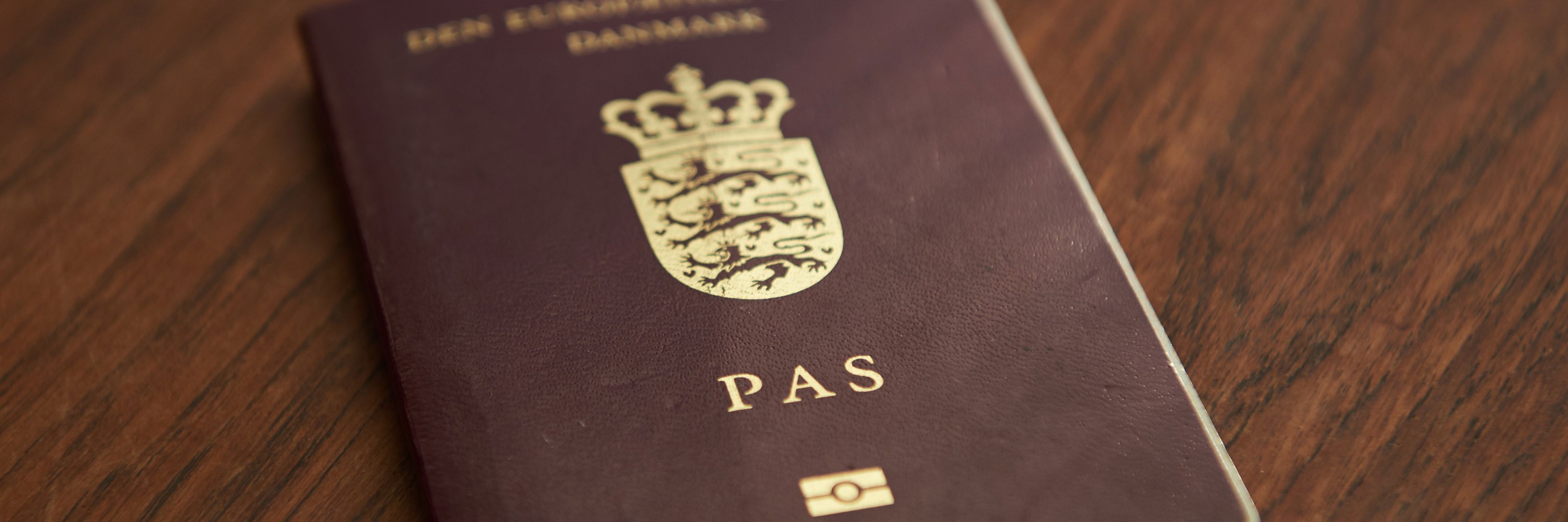 Dansk pas (rødbedefarvet pas)