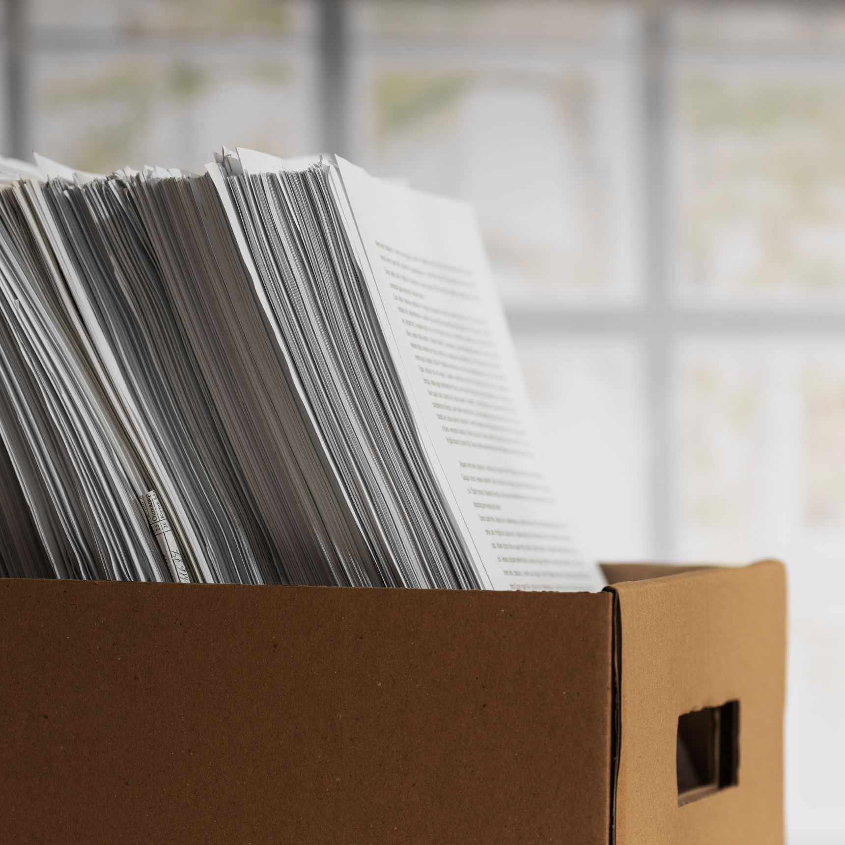 En papkasse med A4-papirer, der står på højkant.