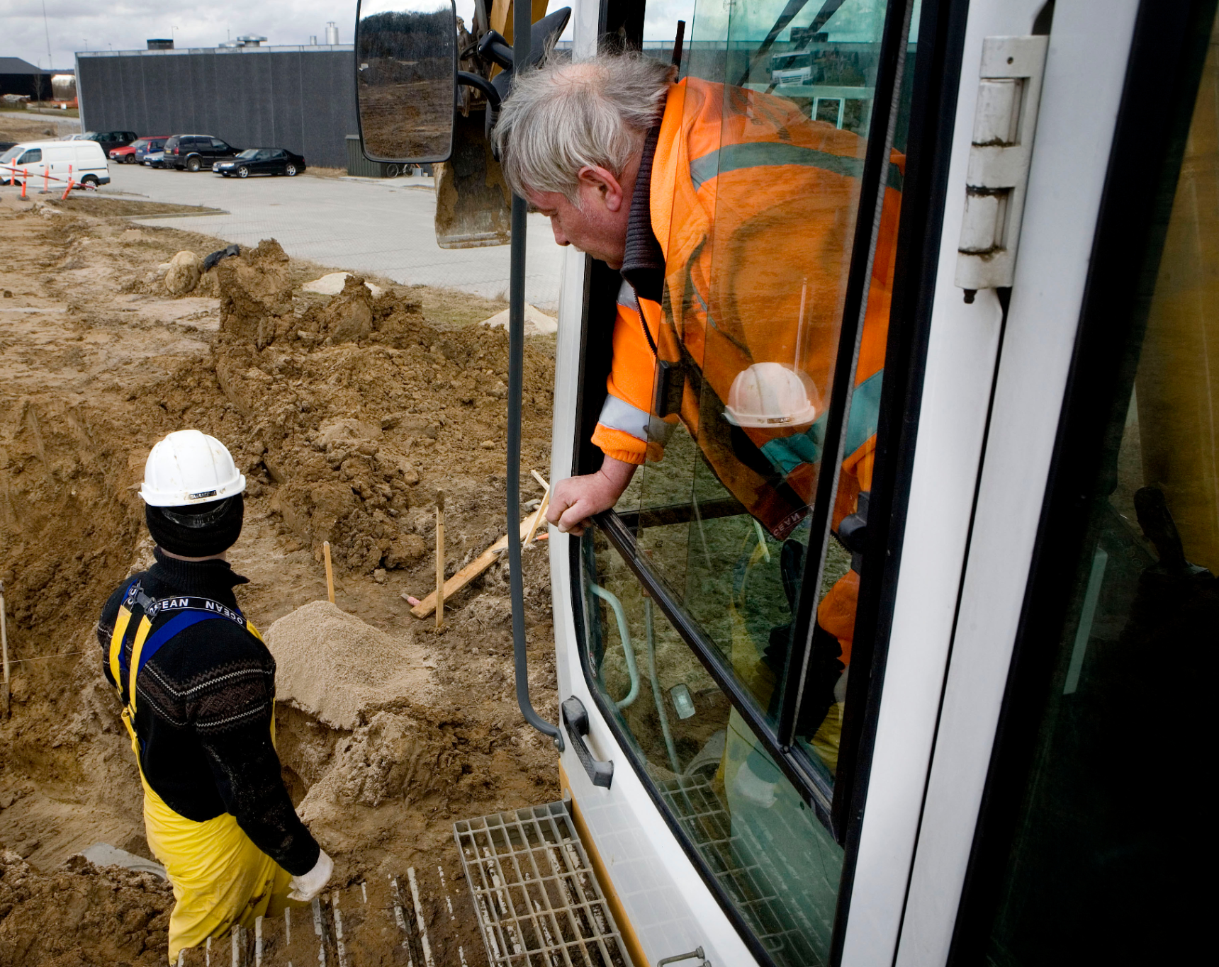 To mænd på en byggeplads