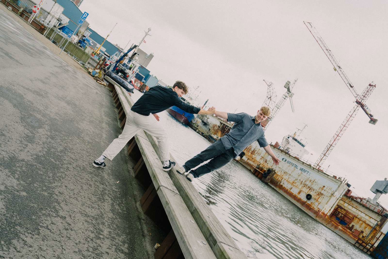 På kanten af havnen