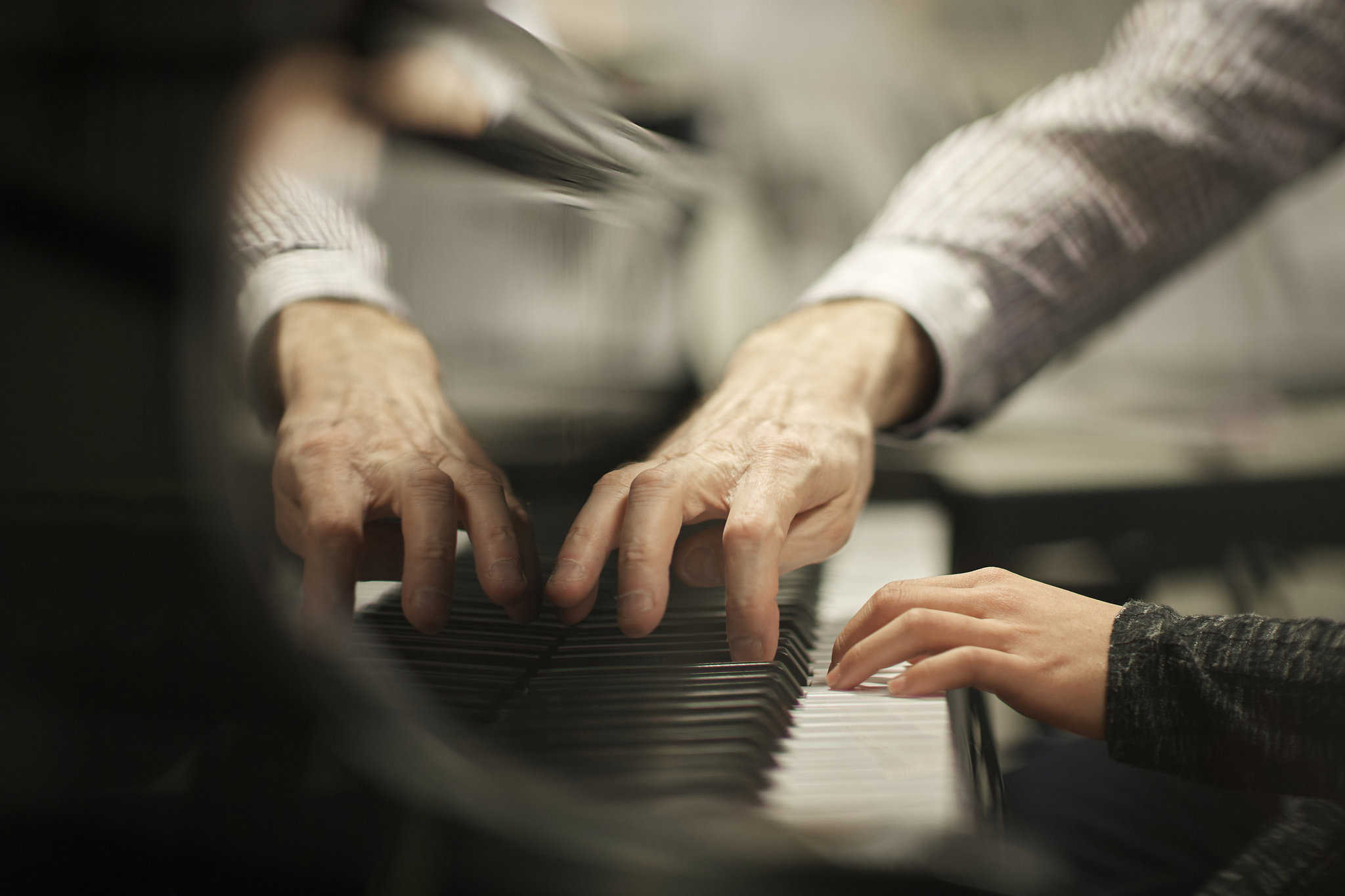 Underviser spiller klaver sammen med elev