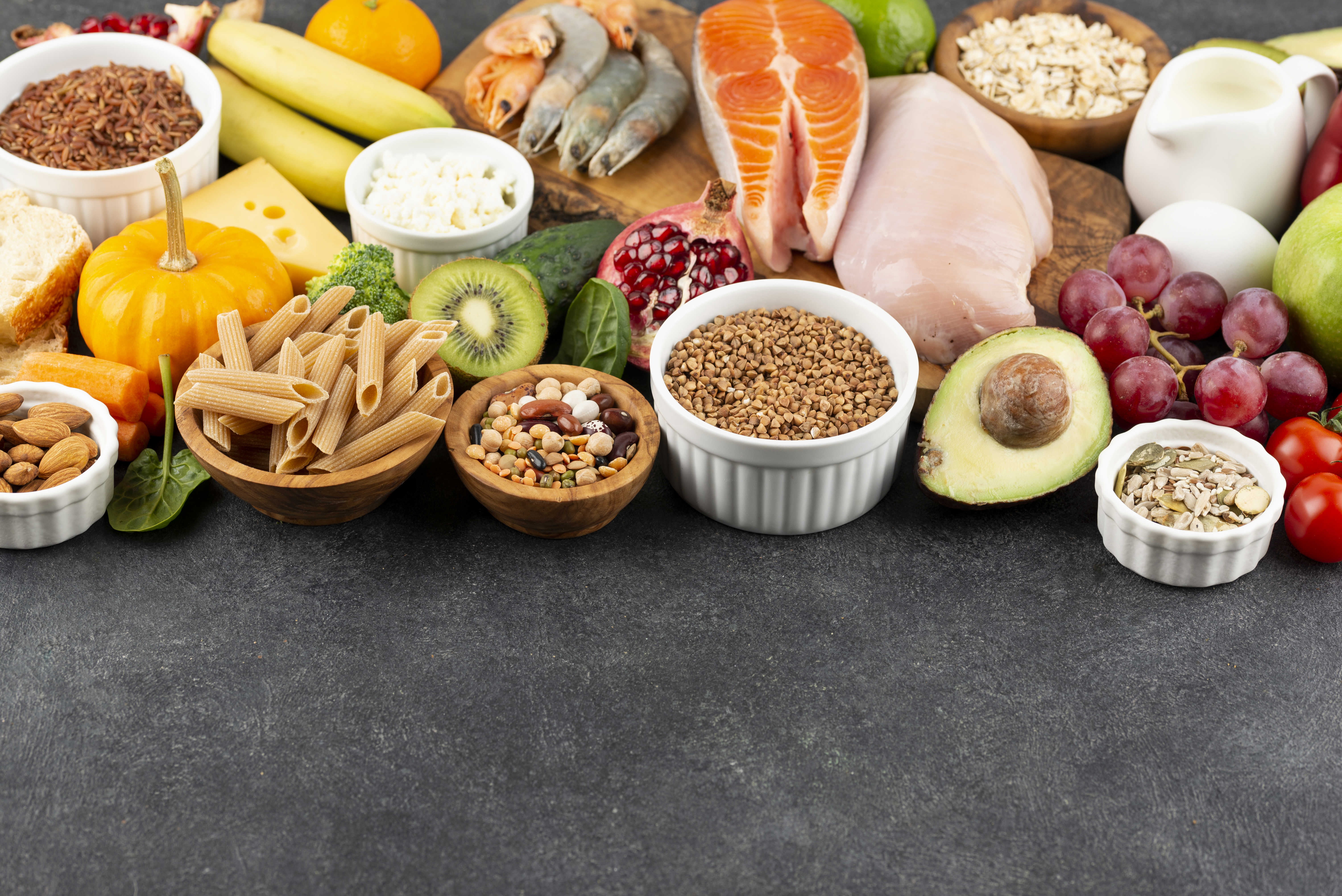 Diverse fødevarer opsat ved siden af hinanden