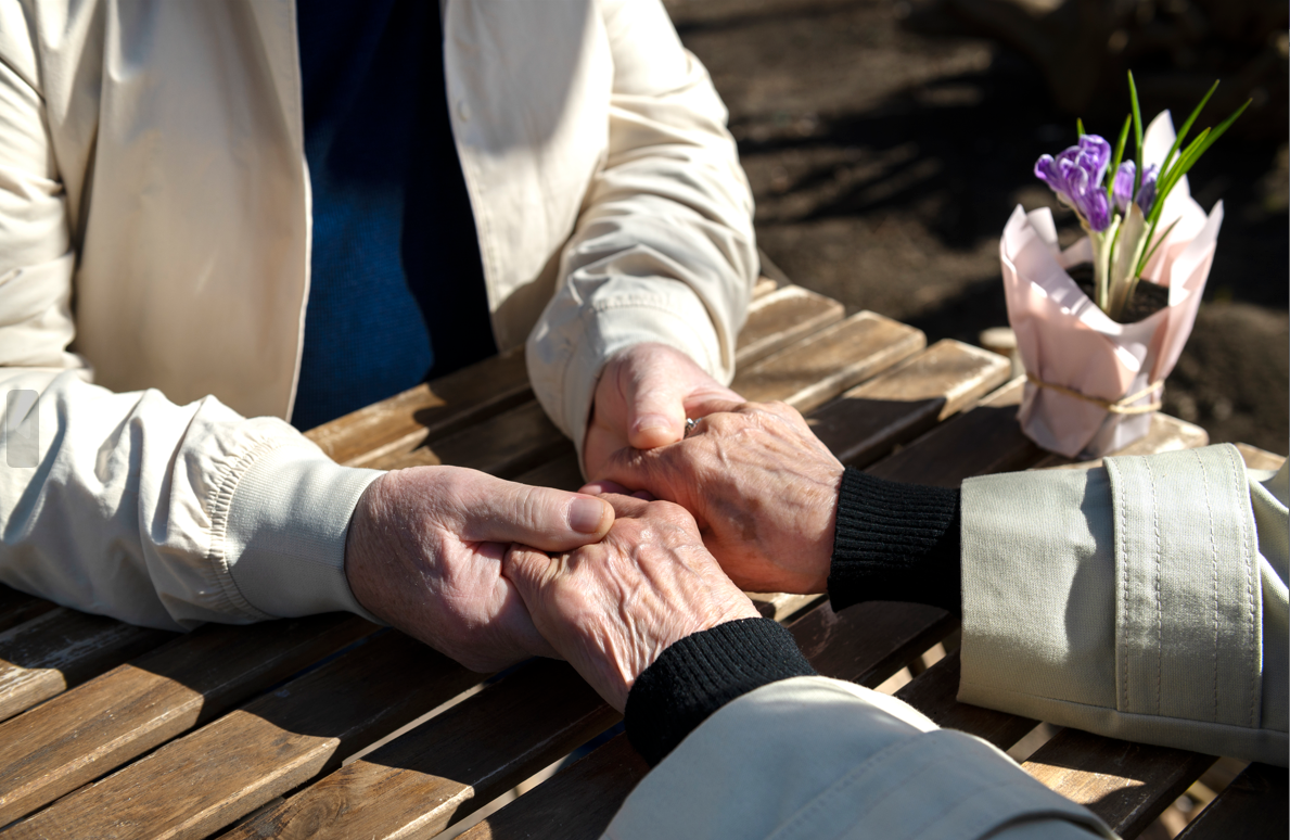 Et ældre par holder hinanden i hænderne