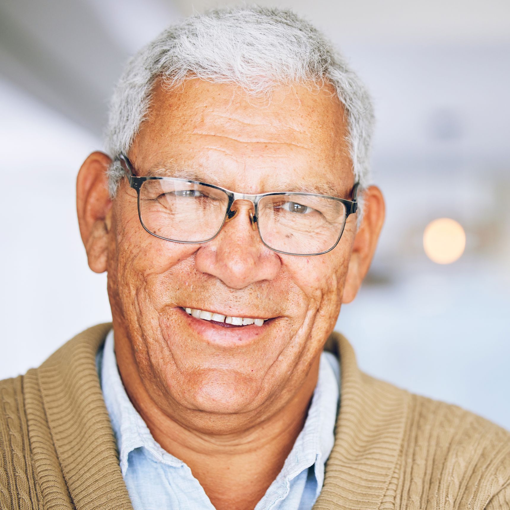 Ældre smilende mand