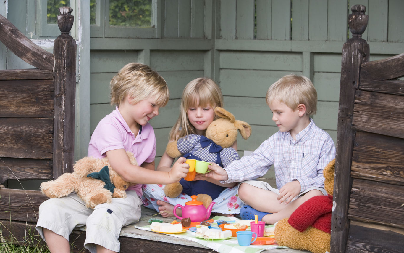 Børn der sidder og leger