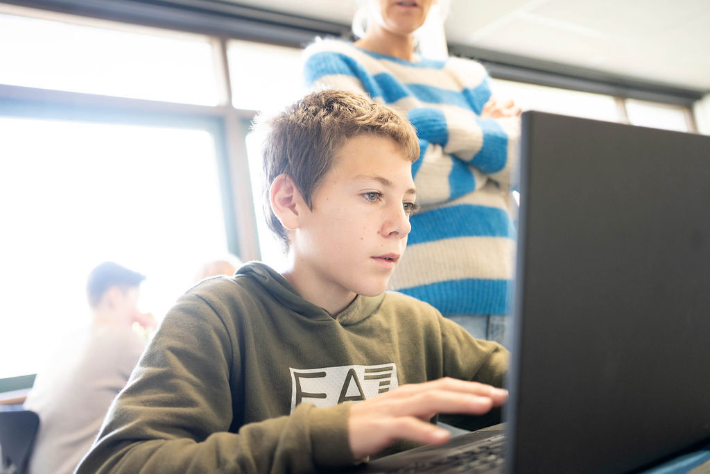 elev, der arbejder ved computer