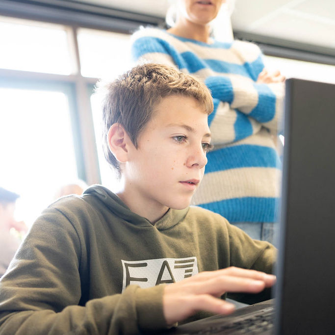 elev, der arbejder ved computer