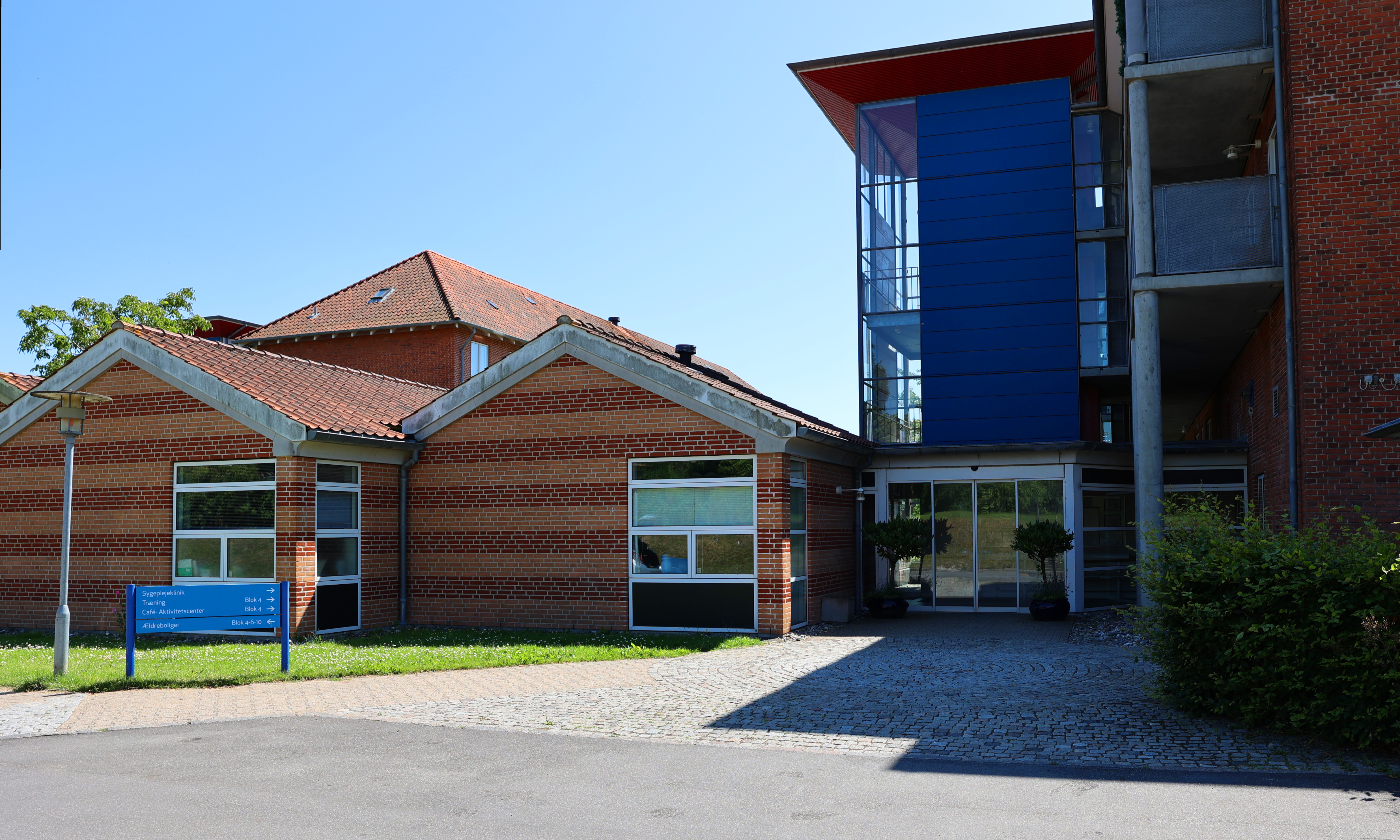 Foto af indgangsparti til Aldersro