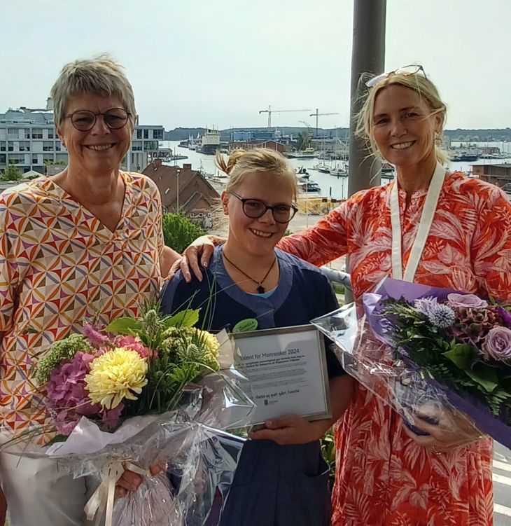 Billede af Daniella Johansen, sammen med udvalgsformand Hanne Klit og sektionsleder Anette Farshøj