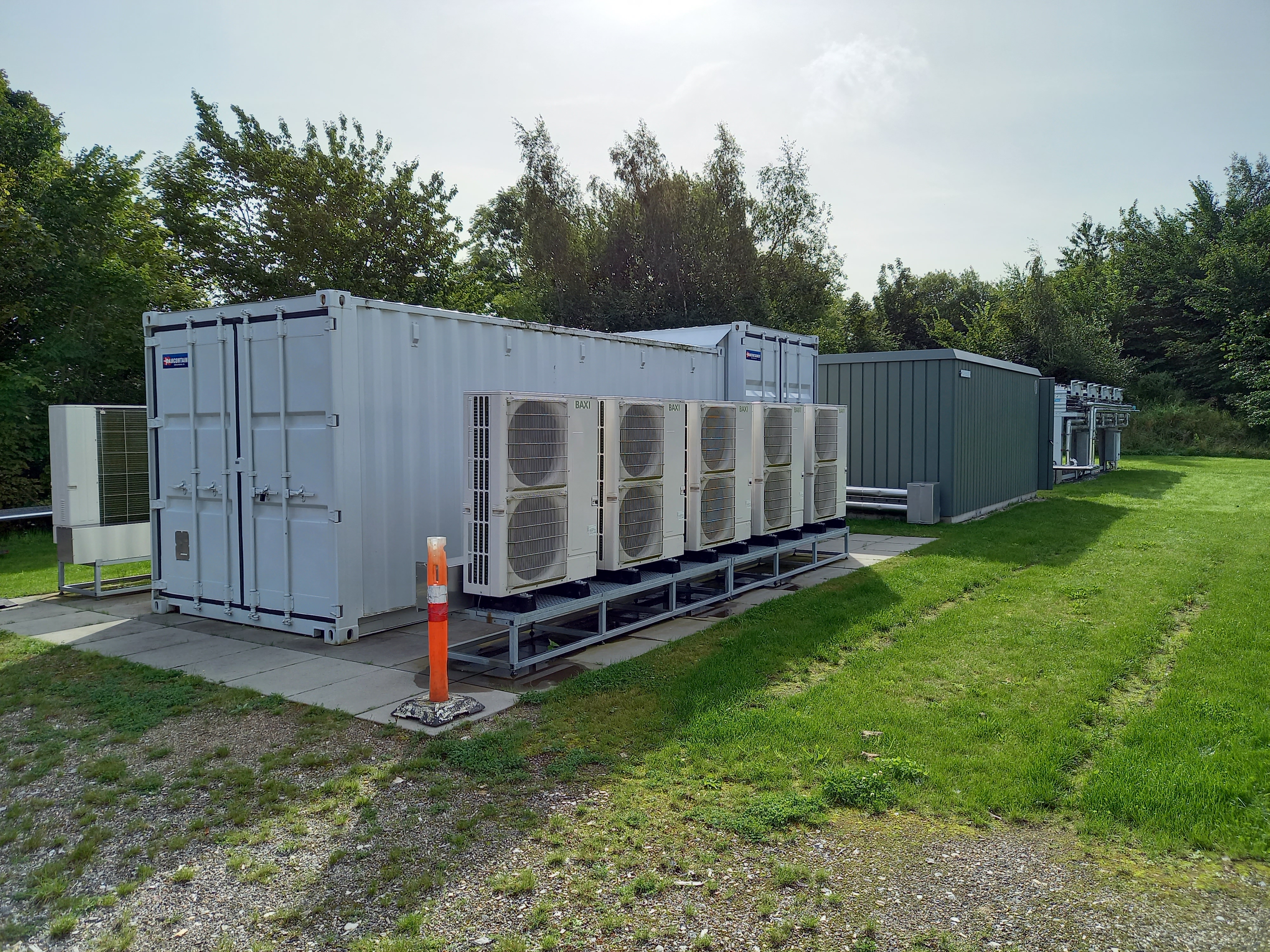 To containere med fjernvarmeudstyr og luftoptagere