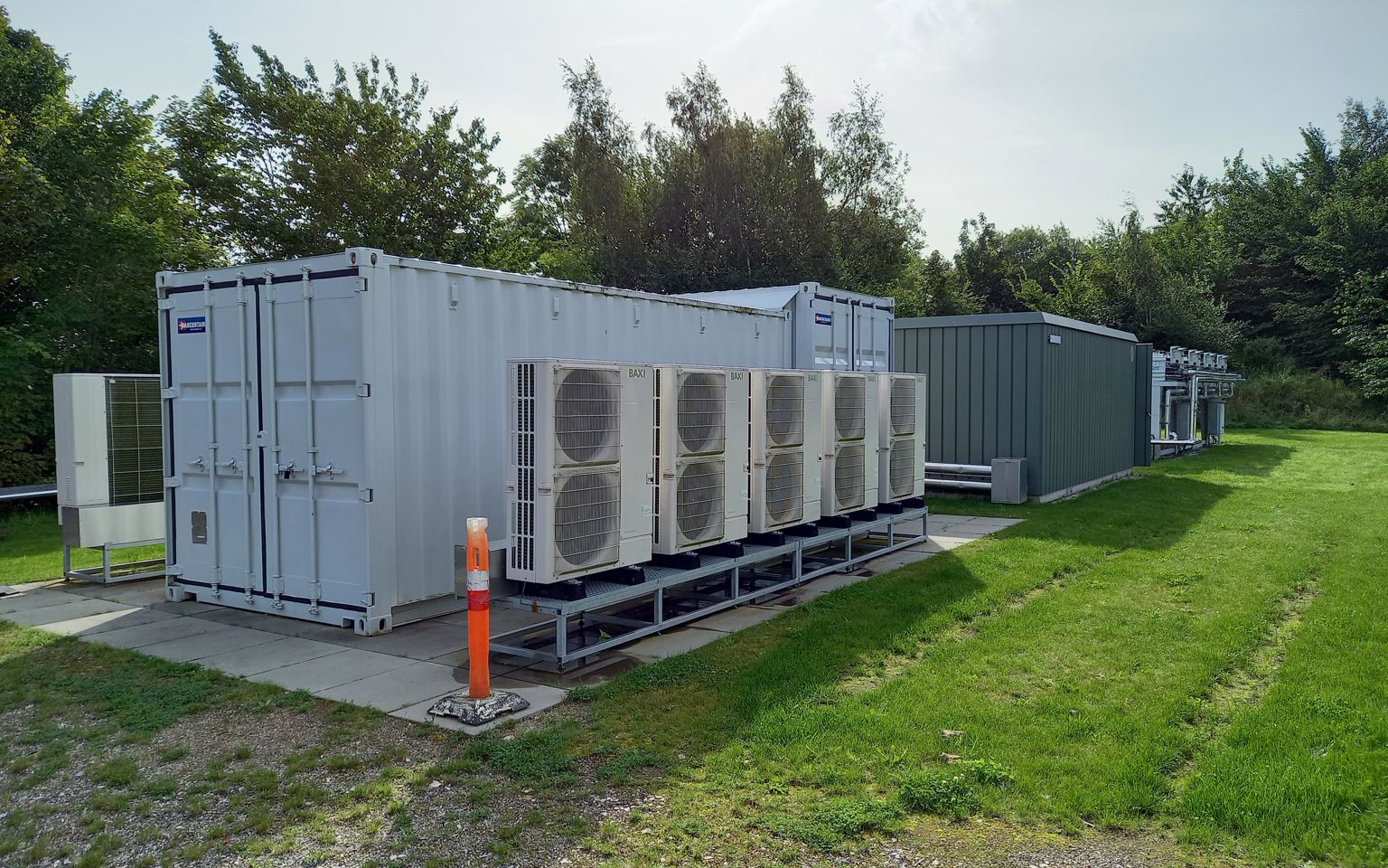 To containere med fjernvarmeudstyr og luftoptagere