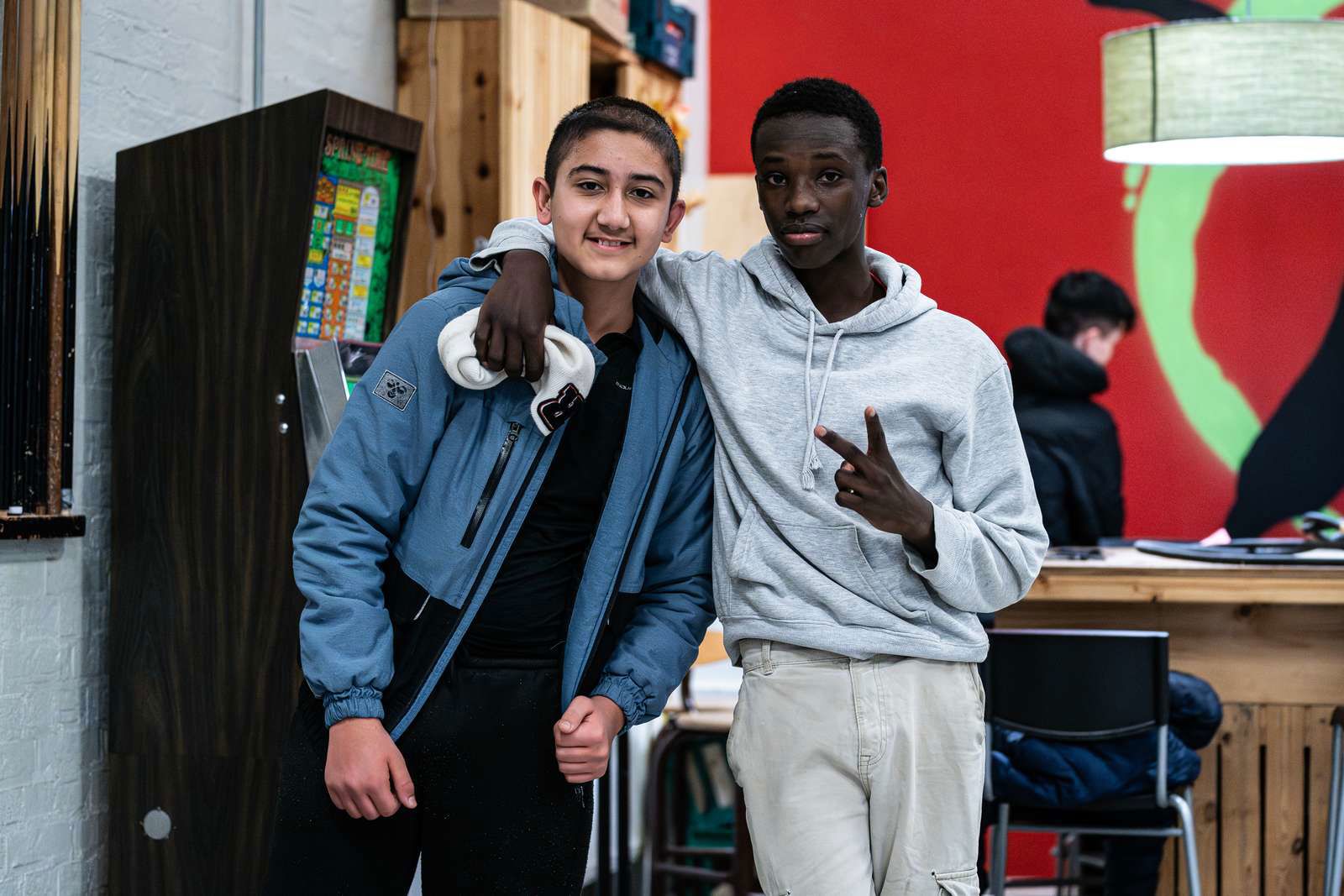 2 drenge i ungdomsskolen er bedste venner og holder hinanden om halsen